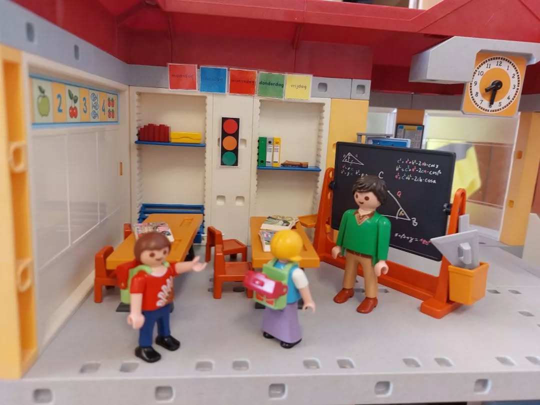 De zomervakantie is bijna voorbij. Alle juffen en meesters zijn de afgelopen week hard aan de slag gegaan met het voorbereiden voor het nieuwe schooljaar. We zijn er klaar voor en zijn blij jullie maandag weer te zien!😃
📷 Herkennen jullie het lokaal op de foto? Juf Eva heeft een mini-Aldoende gemaakt van Playmobil.👩🏫🎒