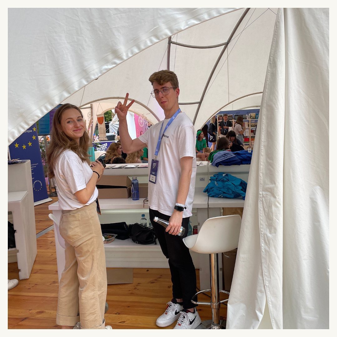 Campus Polska Przyszłości 2023 upłynął nam bardzo szybko na intensywnych rozmowach, konsultacjach i warsztatach z polską młodzieżą.
Pierwszy dzień naszej obecności na Campusie rozpoczął się wraz ze stoiskiem F8M w strefie organizacji pozarządowych, gdzie mieliśmy okazję opowiedzieć o misji i działalności Fundacji.
Tych z Was którzy do nas wpadli w niedzielę, zarówno my, jak i nasi wyjątkowi psi wolontariusze, serdecznie pozdrawiamy!
Dzięki zaangażowaniu uczestników i gości Campusu, stworzyliśmy także mapę Polski, zawierającą ulubione zabytki campusowiczów!
O tym co znalazło się na mapie, dowiecie się już niedługo! 😉
.
Chcemy też bardzo serdecznie podziękować @faster_reklama_krakow za pomoc i wykonanie rollupu, plakatu, oraz ulotek na stoisko F8M! 🤗
*
*
*
#olsztyn #ngo #sunday #goodday #goodvibes #heritage #zabytki #architecture #architektura #sustainability #innovation #dialogue #fundacja8marca #f8m #innovationmanor