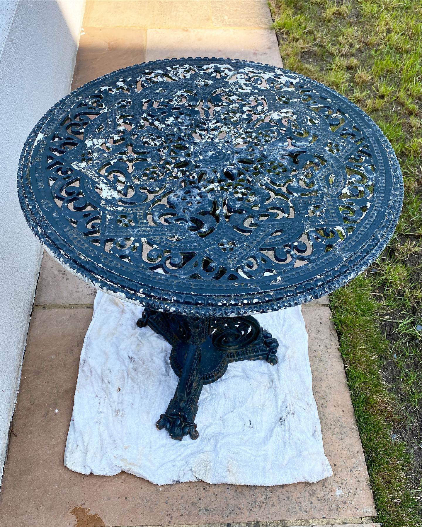 This beautiful wrought iron Victorian garden table was looking very weathered and tired.
I was called in to restore it back to its former glory.
First I started with a wire brush and drill bit brush, then I had to resort to a paint stripper to remove all the stubborn paint and get it back to the bare metal.
I then painted a couple of coats of zinc primer before painting a couple of top coats of @farrowandball Railings.
Unfortunately I forgot to take a photo of the finished product - Doh 😂
#farrowandball #railings #zincpaint #undercoat #paintstripping #paintstripper #restoration #restore #reducereuserecycle #upcycle #victoria #hardenfurniture #hovehandyman #thehovehandyman #brightonhandyman #handyman