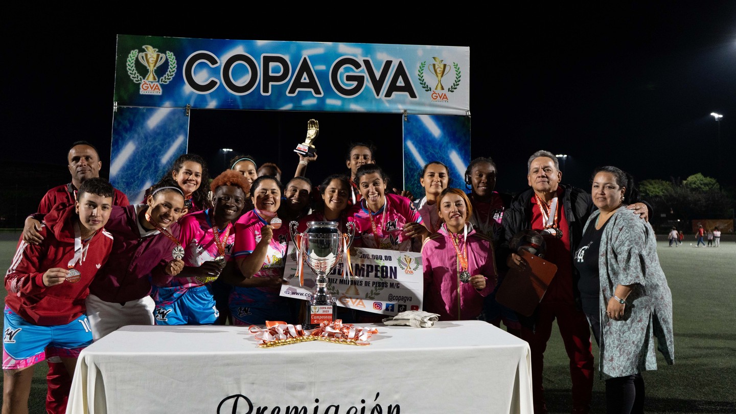 Queremos felicitar a @athletickatyfc.colombia por obtener el titulo de Subcampeon en la III edicion de la Copa GVA.🎉💯
Participo en las dos ultimas ediciones, en la segunda edicion no paso a disputar la final y quedo en el 4to puesto de la tabla y con trabajo y buen desempeño de cada una de las integrantes / cuerpo tecnico... en esta tercera edicion se llevo el segundo puesto. Gracias por creer y confiar nuevamente en nosotros , sigamos apoyando el futbol fememnino⚽
@sport1ens
@panemanuelbogota @deportescompensar @balonesgolary @vivetvcolombia @gatoradecolombia
#juntoshacemosunmundomejor #futbolfemenino #futbol #femenino