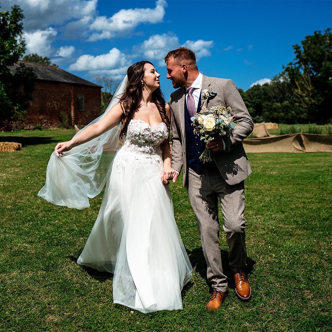 // Millie & Henry enjoying a classic country wedding at idyllic @fishleyhall @milliemay.1
@kirstiemakeup @robbyn_hair @labelleflowers_ @crabbfoxmobilebar @proposalweddinghire @bellesandbeausweddingstyling @cawdronsbutchers #fishleyhallwedding #norfolkweddings #norfolkweddingphotographer #countrywedding #bride #weddingplanner