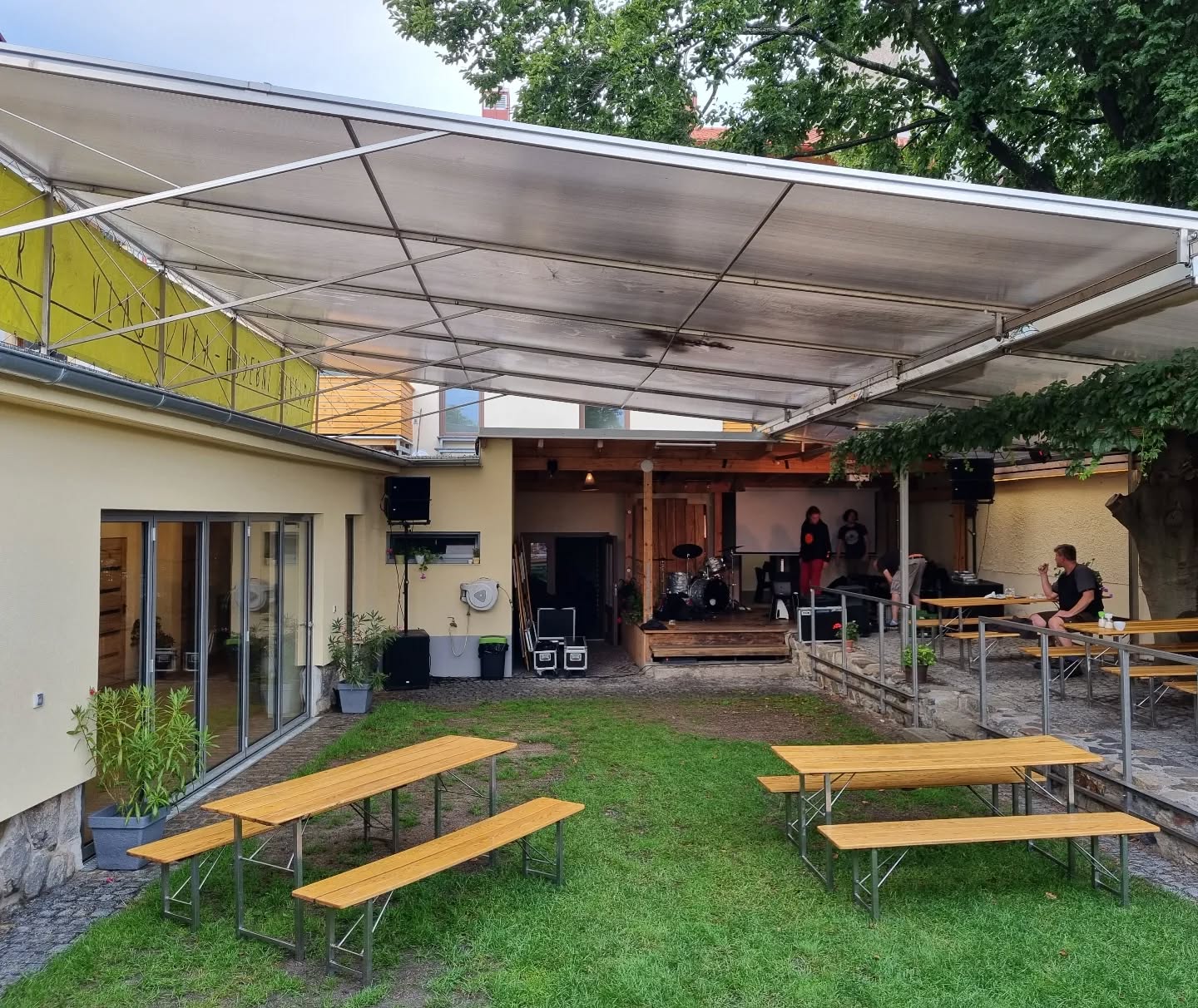 dneska hifi extraspecial. pršet může, je to v suchu. bar ready. kapela taky. takže ve 20:00 zdar.