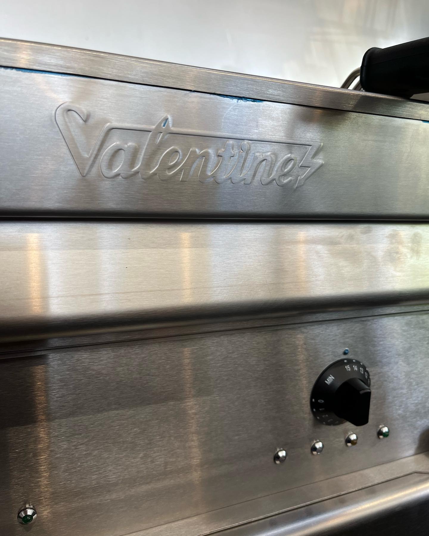 Et voila ….friteuse Valentine 🥰 🇨🇭
Mise en service du second foodtruck équipé XXL, spécial événements, friteuse Valentine 2x8L 20A ….. ☺️. Tous ceux qui ont travaillé dans le Foodtruck vont adorer … on kiffe ?
@luchinger_grills
@valentinefryers