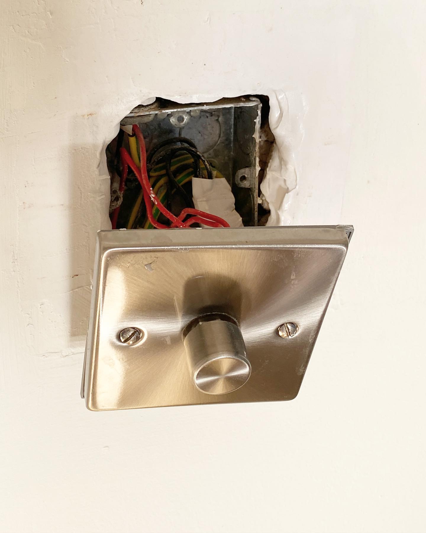 💡Annoying scrappy finishes around light switches and extractor fans?
No problem… I can tidy those up for you 👨🔧
#repair #fix #hovehandyman #thehovehandyman #handyman