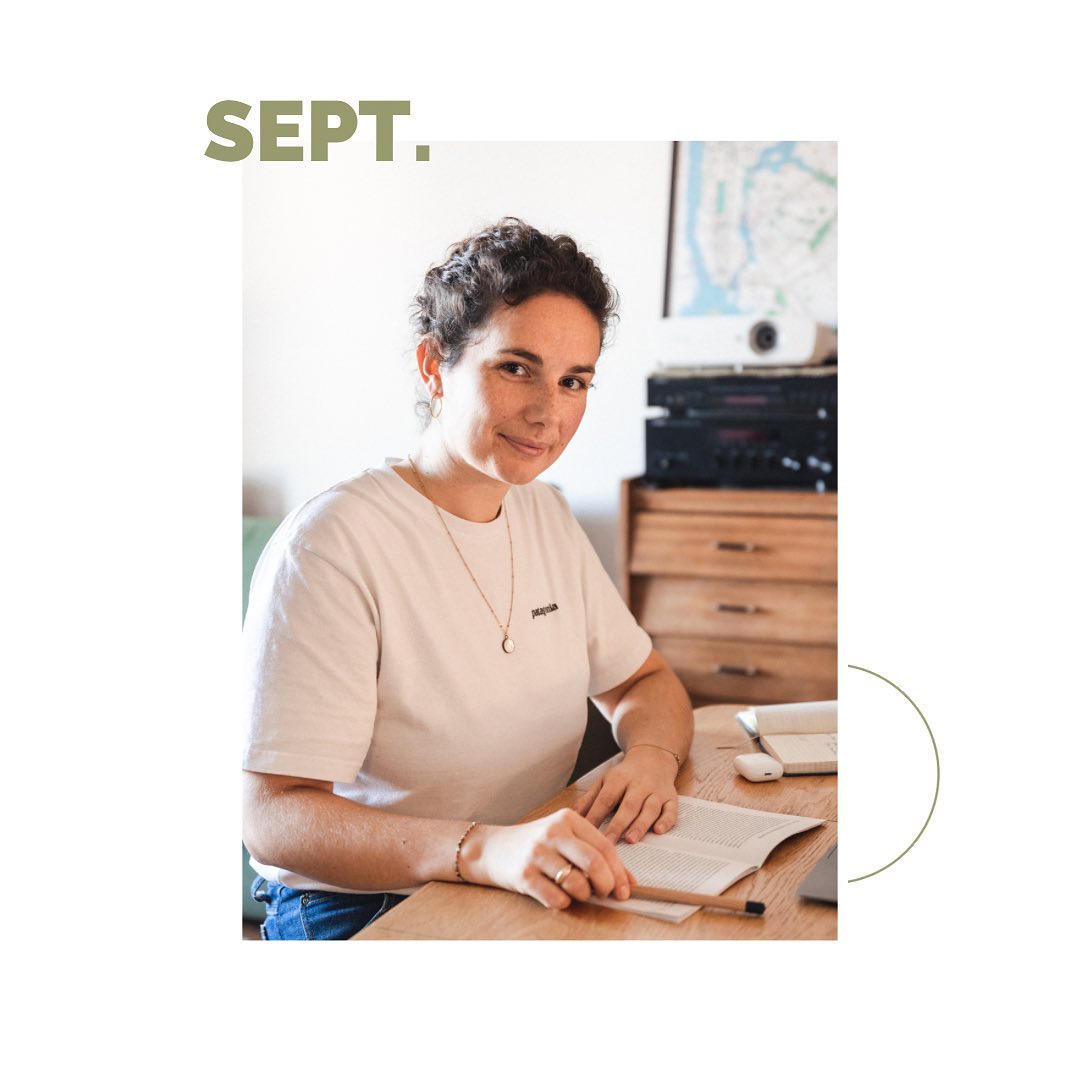 Si les souvenirs iodés de l’été sont encore là 🦀🌊 Septembre de son côté, est déjà là.
Une nouvelle rentrée, à nouveau agréable pleines de rencontres qui saluent mes compétences et les font grandir.
🎬 Côté CR et Direction Créative, je pars en tournage la semaine du 18 avec la fine équipe @agencebproduction pour enfin donner vie à ce film manifeste sur lequel on travaille depuis fin 2022 avec @amanda_bgno et @henrimothe. Au programme un petit Tour en 3 dates à Paris, Grenoble et Aix-les-bains.
🚧 La collaboration avec l’ @entrepotdubricolage et son équipe se poursuit pour mon plus grand plaisir, tant pour l’aventure humaine que créative. Cet été, nous avons avancé avec Ugo Retornaz (Suppercase) sur une première approche graphique et visuelle pour incarner la plateforme de marque. Un travail que nous allons présenter ce mois-ci.
Pour le reste, c’est un agenda rempli de rdv prometteurs avec de belles rencontres et projets ;)
#grenoble #conceptionredaction #directioncreative #strategiedemarque #branding #storytelling
PS : Cette rentrée c'est l’occasion de poster cette photo de classe studieuse prise par @valentine.chauvin ;)