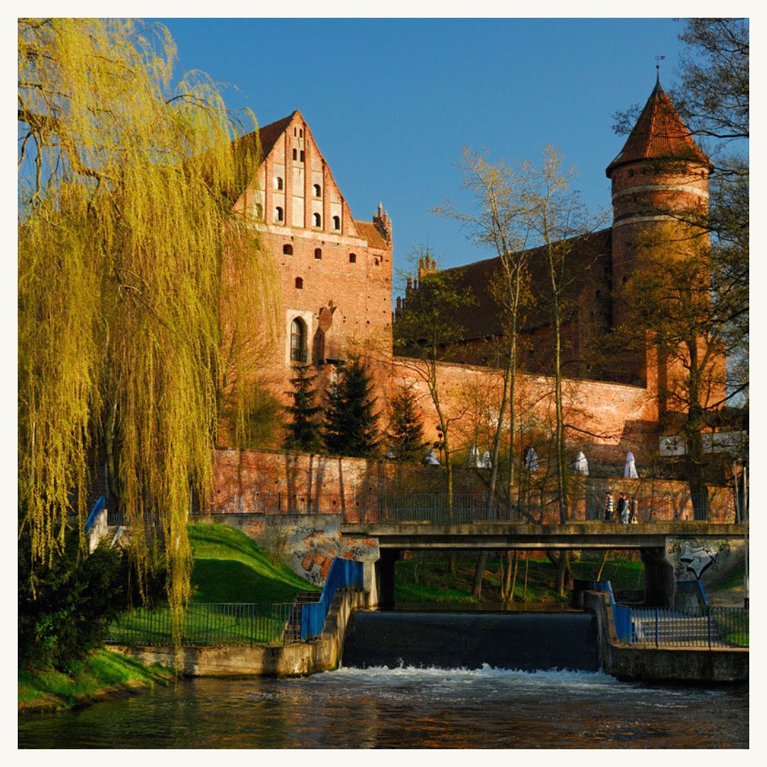 Ah, Olsztyn. Tyle dobrych wspomnień z ostatnich tygodni! Właśnie dlatego postanowiliśmy zacząć serię postów z mapy, którą przygotowaliście podczas @campuspolska właśnie od tego miasta!
W Olsztynie mamy kilka wpisanych obiektów. Pod hasłem 'kino plenerowe' pojawił się olsztyński Park Podzamcze, który otacza zamek kapituły warmińskiej na starym mieście.
XIV wieczny zamek jest dziś siedzibą Muzeum Warmii i Mazur i znajduje się zarówno w Ewidencjo jak i Rejestrze zabytków. Park z kolei należy do największych w mieście, oferując przestrzeń dla aktywności fizycznej i kreatywnej z której chętnie korzystają zarówno mieszkańcy jak i turyści.
To ciekawe, że miejsce i zabytek kojarzy się przede wszystkim z aktywnością kulturalną. Dla nas w F8M to doskonały przykład tego, jak ważna jest dbałość o ciągłość zachowania funkcji i aktywności na terenie i w otoczeni zabytku. Dzięki temu możemy zagwarantować jego przetrwanie.
Jeszcze raz dziękujemy wszystkim, którzy wpisali na mapę przygotowaną przez F8M, ulubiony zabytek w swoim rodzinnym mieście! W kolejnym poście zostajemy jeszcze w Olsztynie, później ruszamy dalej w Polskę!
*
*
*
Zdjęcia w poście pochodzą ze strony @visitolsztyn.
#zabytek #heritage #culture #kultura #innovation #community #miasto #city #fundacja8marca #f8m