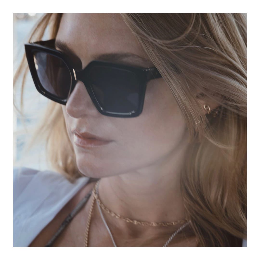 Edgy und leicht Oversized, Modell “Gina” ist eine der Herbstneuheiten von @robertlaroche. Perfekt um den Spätsommer nochmals richtig auszukosten.