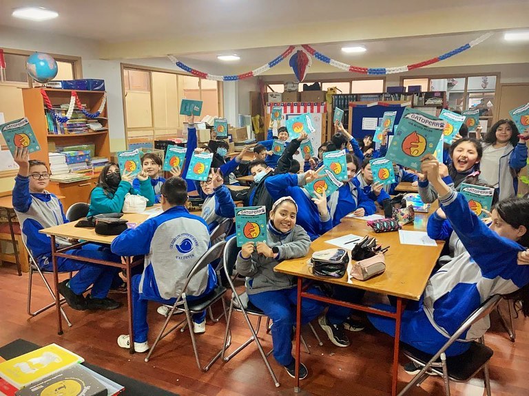 ¡Empezaron los talleres GATOPERRO 2023!
Con mucho entusiasmo nos recibió el 6to B del Colegio Los Conquistadores de Valdivia, uno de los grupos que este año colaborará en la creación de contenidos para el segundo número de la revista GATOPERRO.
En este primer encuentro, los niños y niñas recibieron de regalo la revista #1… y se la devoraron 😸!! También se aproximaron al temazo que este año abordaremos en la publicación: la relación entre las mascotas y la fauna silvestre. Por último, se aventuraron a un primer ejercicio de escritura, del que surgieron interesantes propuestas. ¡Se vienen buenos los talleres!
Muchas gracias @losconquistadoresvaldivia por abrirnos sus puertas 😄.
GATOPERRO es un proyecto financiado por el Fondo Nacional del Libro y la Lectura 2023.
#taller #escuela #educación #mascotas #perro #gato #revista #educacionambiental