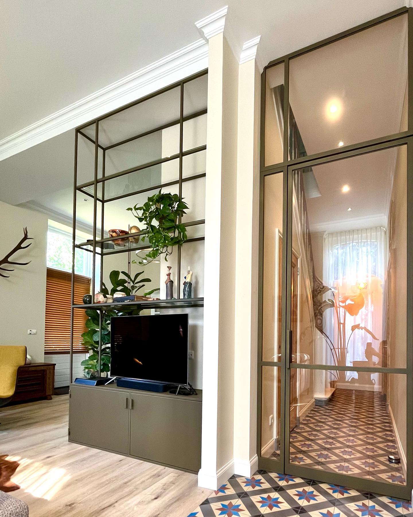 In dit prachtig oude pand in Angerlo hebben we een industriële Taatsdeur met TV/vitrinekast geplaatst! In de kleur Brons Oxide5✨
#stalendeuren #stalenbinnendeuren #taatsdeur #steeldoors #industrieel #maatwerk #gelderland #tvmeubel #vloer #vitrine #vitrinekast #staal #glas #hout #renovation #livingroom #interiordesign #interior #woonkamer #wooninspiratie #accesoires #binnenkijker #thuiskomen #vtwonen #styling #instawonen #wesselssteelworks