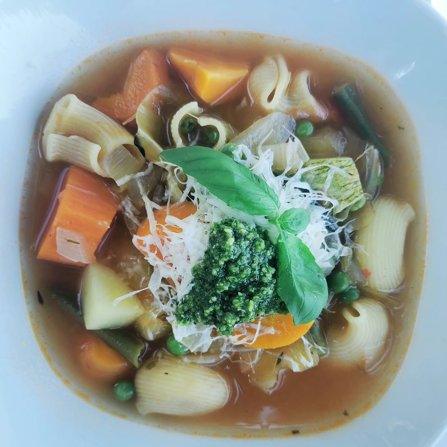 La soupe au pistou, 100% légumes du jardin ❤️. Pecorino AOP, pesto au basilic, persil et roquette.
#maraichageenmontagne #bonheurnaturel #dolcevita #permaculture #simplelife #montagneardechoise #auclairdelasource #Lanarce