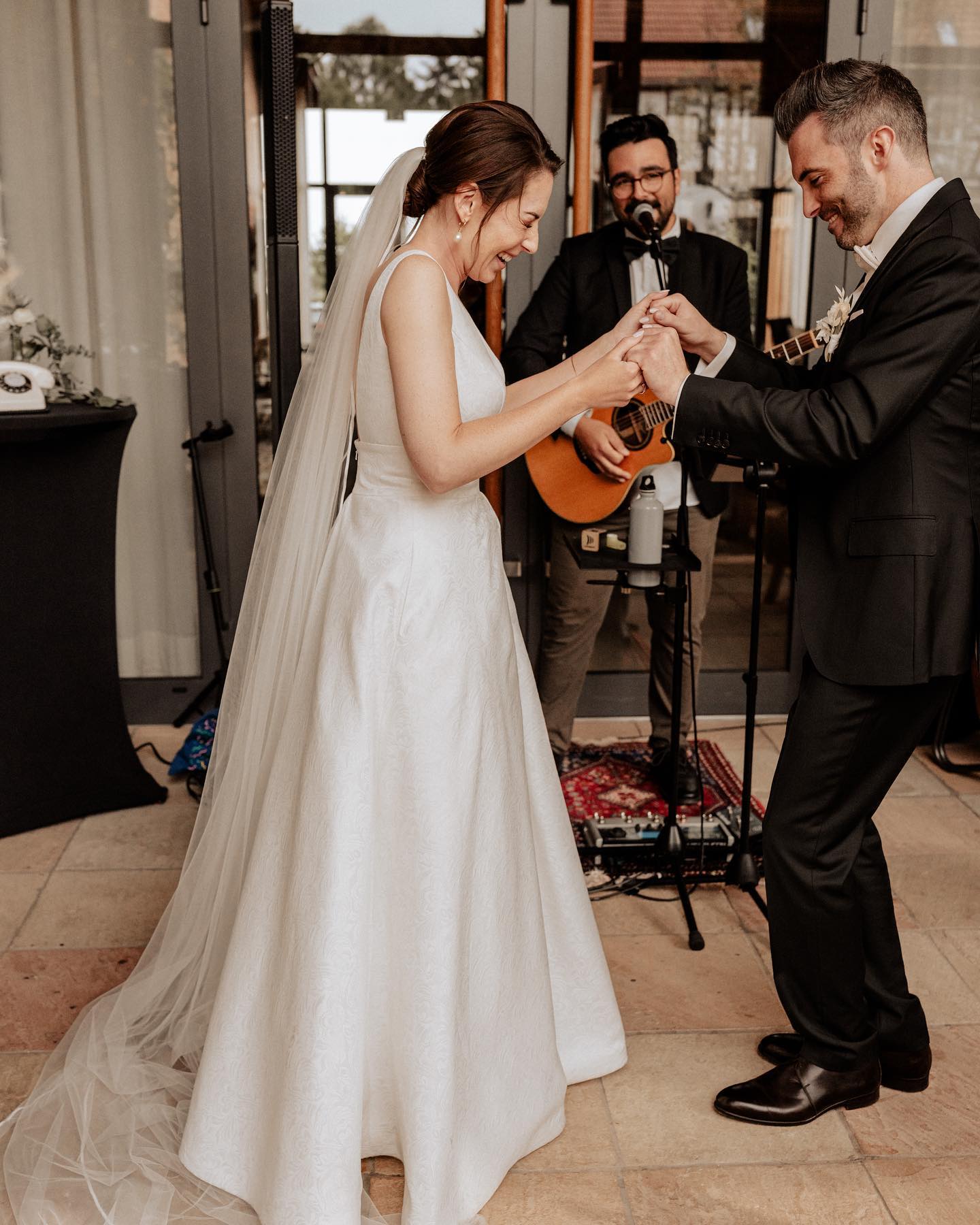 Es sind diese Momente die jede Hochzeit so besonders machen. Die beiden haben ganz unerwartet einfach mal während einem Song vollgas abgetanzt.
Danke dass ich ein Teil davon sein durfte!
Foto @lisaroeder.photography
Location @sippelshof
#wedding #hochzeit #weddingsinger #hochzeitssänger #sänger #singer #akustisch #acoustic #trauung #weddingplaner #hochzeitsplaner #cover #eventsänger #frankfurt #hanau #mainz #wiesbaden #aschaffenburg #darmstadt #bridetobe #eventmusik #brautkleid #braut #musiker #hochzeitstorte #sektempfang #loungemusik #singersongwriter