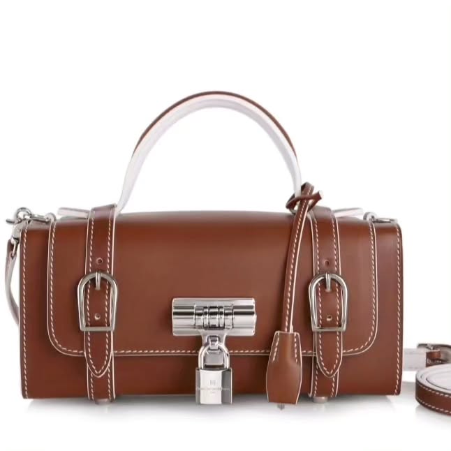 Sac à main Diligent en veau naturel gold.
#diligent #prouesbydavidhanna #leatherbag #luxuryleatherbags
#madeinfrance #cuir #savoirfaire #Hautemaroquinerie #bagsofinstagram