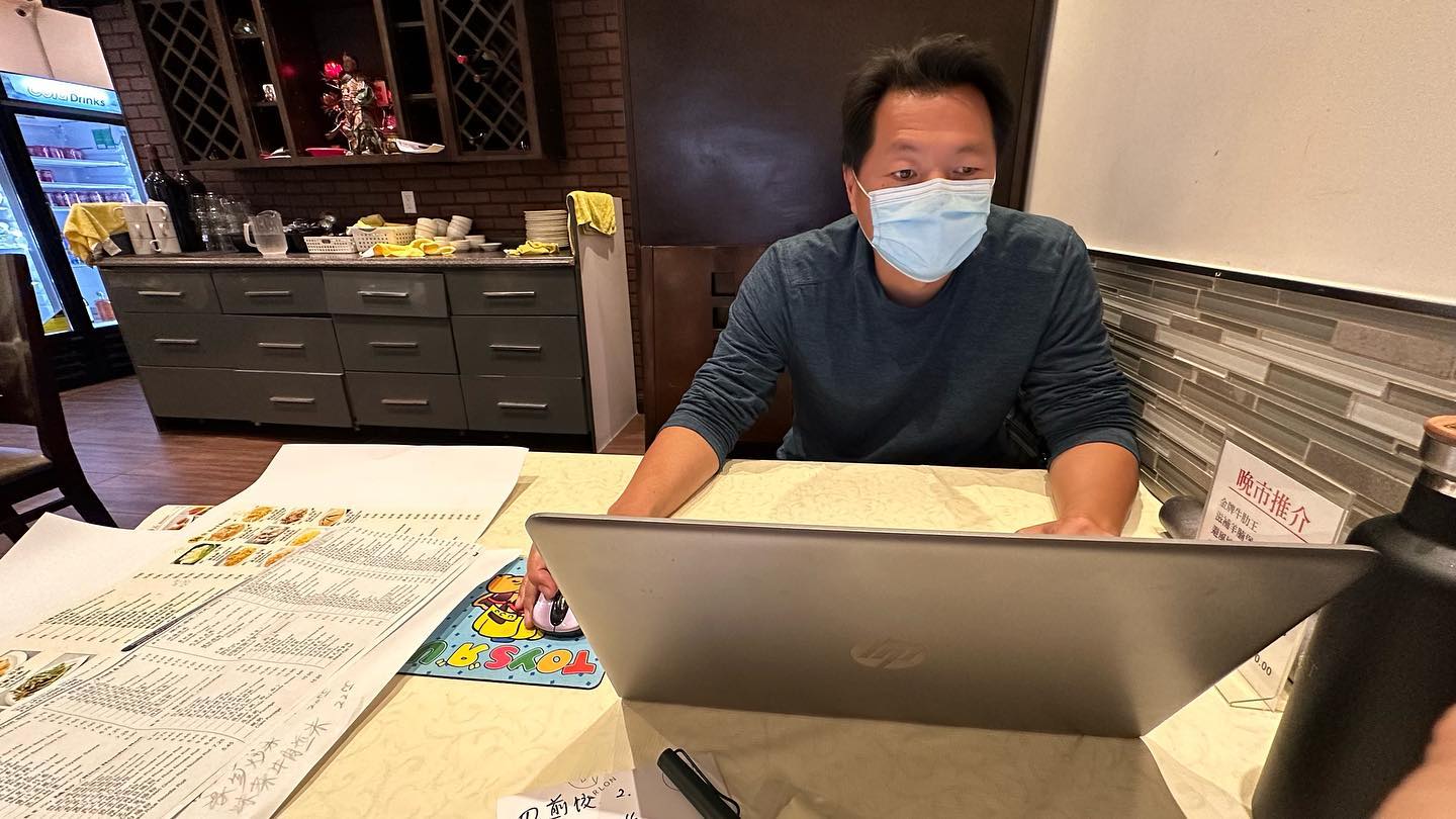 老闆現場辦公,心情超不爽中