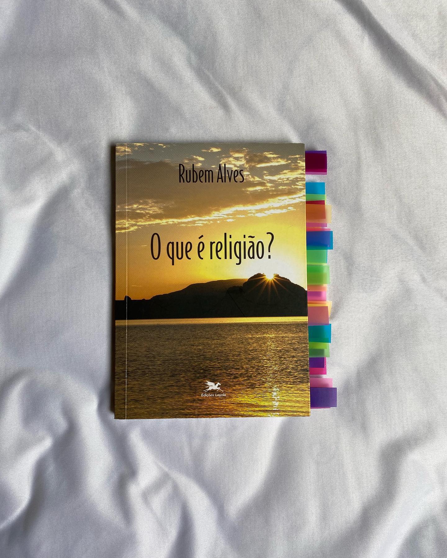 O que é religião? Esse pode ser um dos grandes questionamentos que temos em nossa sociedade. Rubem Alves não tem a resposta concreta, mas tenta buscar em livros e nos saberes da vida alguma resposta.
Em seu livro vemos a tentativa de encontrar um caminho que se aproxima melhor da verdade, sendo ela o que lhe convém. Rubem não é um homem cristão, e é isso que deixa o livro ainda melhor, pois a sua convicção não afeta na busca pela resposta que dá o nome do livro, mas o seu conhecimento traz a verdadeira sabedoria no qual é preciso para a leitura fluir de forma graciosa.
Este livro não é para aqueles que buscam resposta, muito menos para quem busca acreditar em algo. Também não recomendo este livro para os fanáticos religiosos.
#livro #resenha #rubemalves #oqueéreligião #bookstagram #book #Rubem #religiao #indicaçao #editora