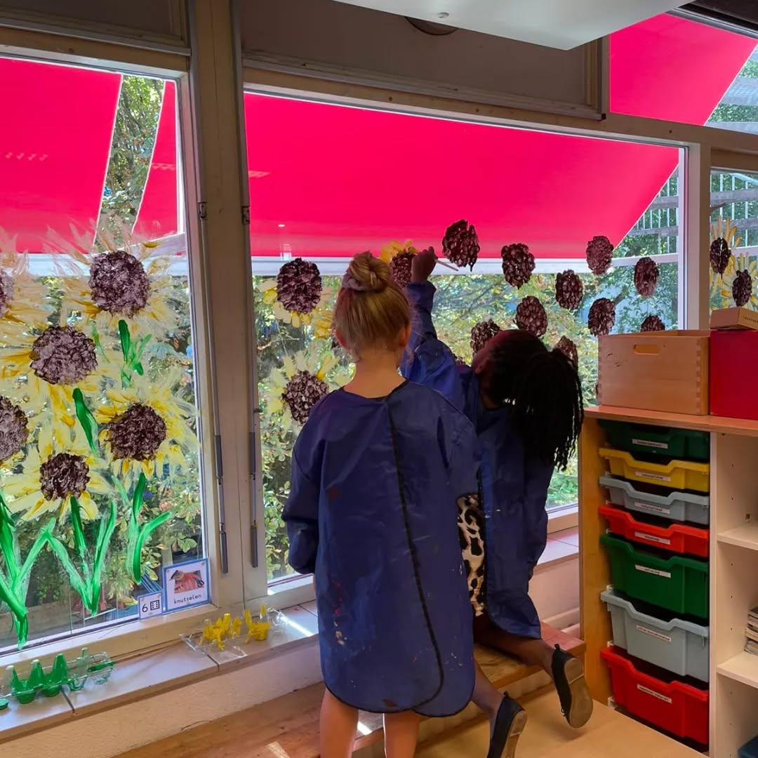 Zonnebloemen schilderen met de kleuters.🌻