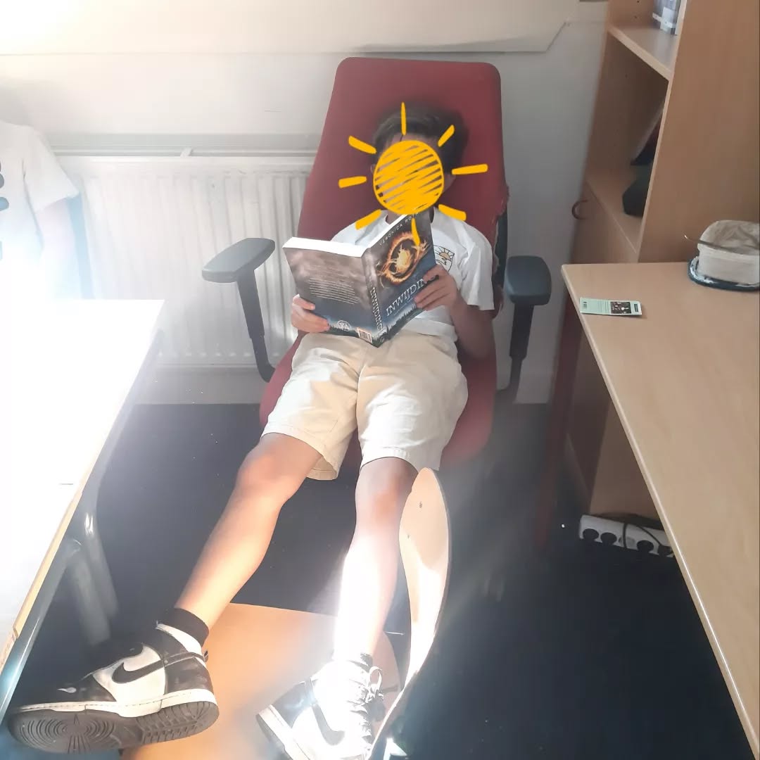 Het is bijna Kinderboekenweek! De kinderen van groep 7 hebben alvast een lekker plekje gevonden om hun boek te lezen. 😄📚