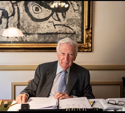 Catalunya perd el seu gran mecenes Antoni Vila Casas, paradigma dels grans benefactors catalans que han fet més ric i culte aquest país. On són avui els potencials prohoms i filantrops? Què en fan ara dels diners els que en tenen? Cal tornar a valorar el nostre llegat personal: és la feina feta, l’esforç, el bagatge, l’exemple d’honestedat i de responsabilitat social, la voluntat d’agraïment i de compromís amb la comunitat,... som tot això alhora. Som el que fem, i serem el que deixem o lleguem. La nostra empremta serà la nostra memòria.
Quaderna ofereix assessorament i acompanyament per a la creació i la transmissió del llegat personal, pel compromís amb la comunitat.