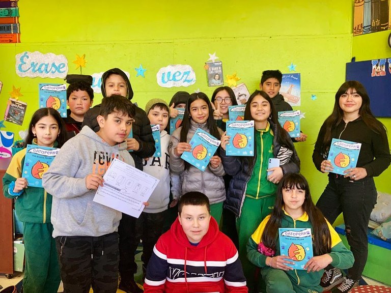 Siguen los talleres GATOPERRO 😸🐶
Aquí unas fotitos del primer taller que hicimos con el 6to B de la Escuela El Bosque de Valdivia. Lo pasamos chancho 🐷 leyendo la revista y creando nuevas historias gatoperrunas.
¡Nos vemos pronto @escuelaelbosque!
GATOPERRO es un proyecto financiado por el Fondo Nacional de Fomento del Libro y la Lectura 2023.
#taller #revista #mascotas #perro #gato #escritura #educacionambiental #tenenciaresponsable