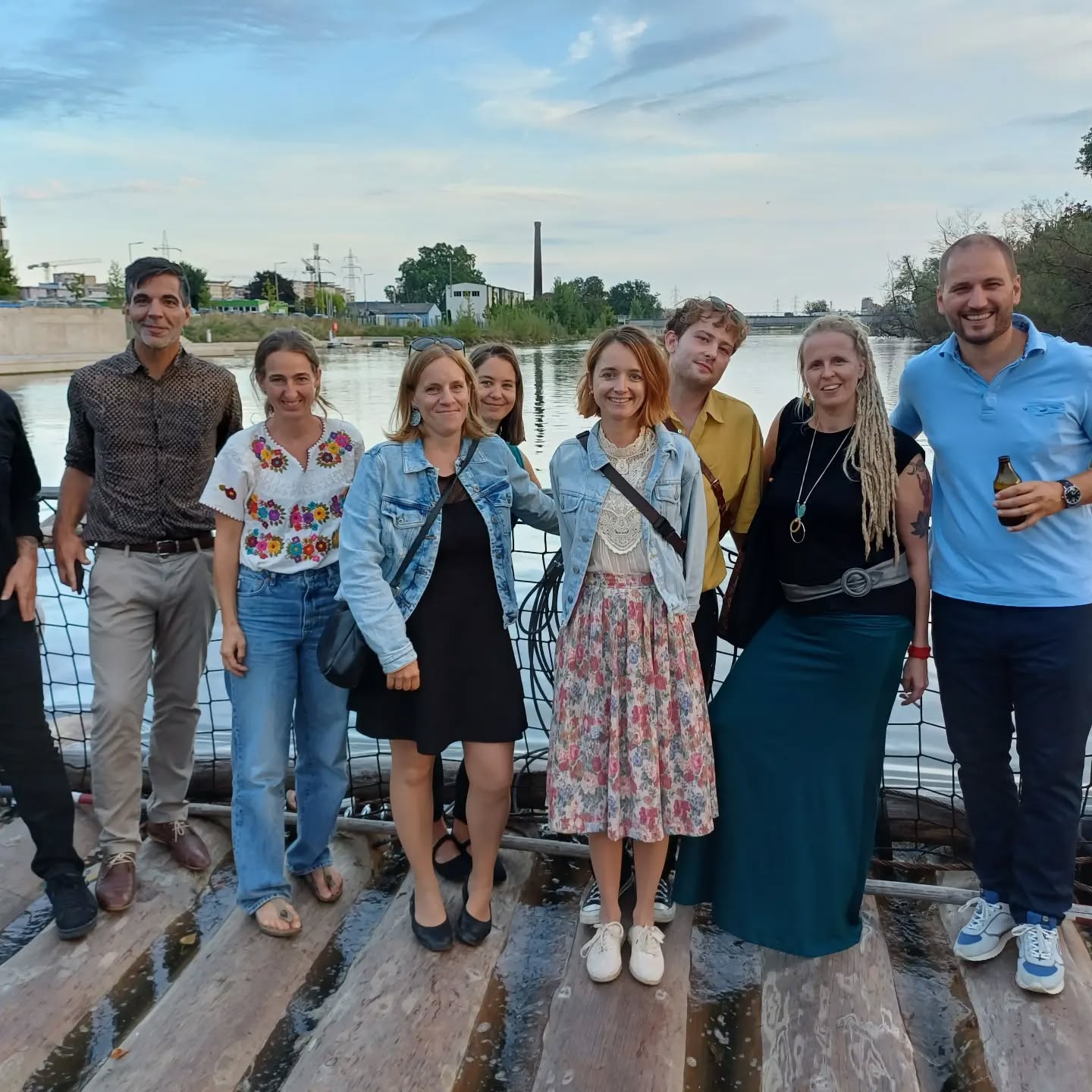 Weihnachtsfeier im Winter? 🎄
Nicht bei uns!!
WIKI - Weihnachtsfeier "summeredition"! 🎉
.
Danke für dieses schöne Treffen und die kleinen Feinheiten und Schönheiten, die ihr euch für uns überlegt habt!
Es ist wunderschön, für einen familienfreundlichen Betrieb zu arbeiten, der mir so viele Möglichkeiten bietet.
.
Ich bedanke mich an dieser Stelle gesammelt bei allen, die heute mitgewirkt und diesen Abend ermöglicht haben: dem WIKI Vorstand, der Geschäftsführung, dem Betriebsrat, der supertollen Musik, dem leckeren Catering, dem netten Personal, der Flößerei,
.
aber GANZ BESONDERS meinen beiden direkten Lieblingsvorgesetzten Maria und Christoph: ihr seid zwei wirklich tolle Menschen und es ist schön euch zu kennen und Teil eures Teams zu sein. Ich lerne so viel von euch und schätze euch beide sehr. Ihr seid die besten!! 🤗 🙏🏻
.
Danke auch für die tolle location! #seifenfabrik
#wiki #offenejugendarbeit #fürdiezukunft #Jugend #jugendarbeitwirktt #jugendzentrum #team #flößerei #danke