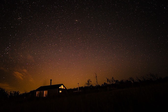 Starry nights at Cottlass ✨
Come and escape to The Land to spend secluded time in nature looking up at epic nights of skies full of stars from your private hot tub.🌿
📸 Epic shots from our lovely friend and neighbour @amysampsonphoto
#escapetotheland #devon #cabin #hottub #cabin #stargazing
