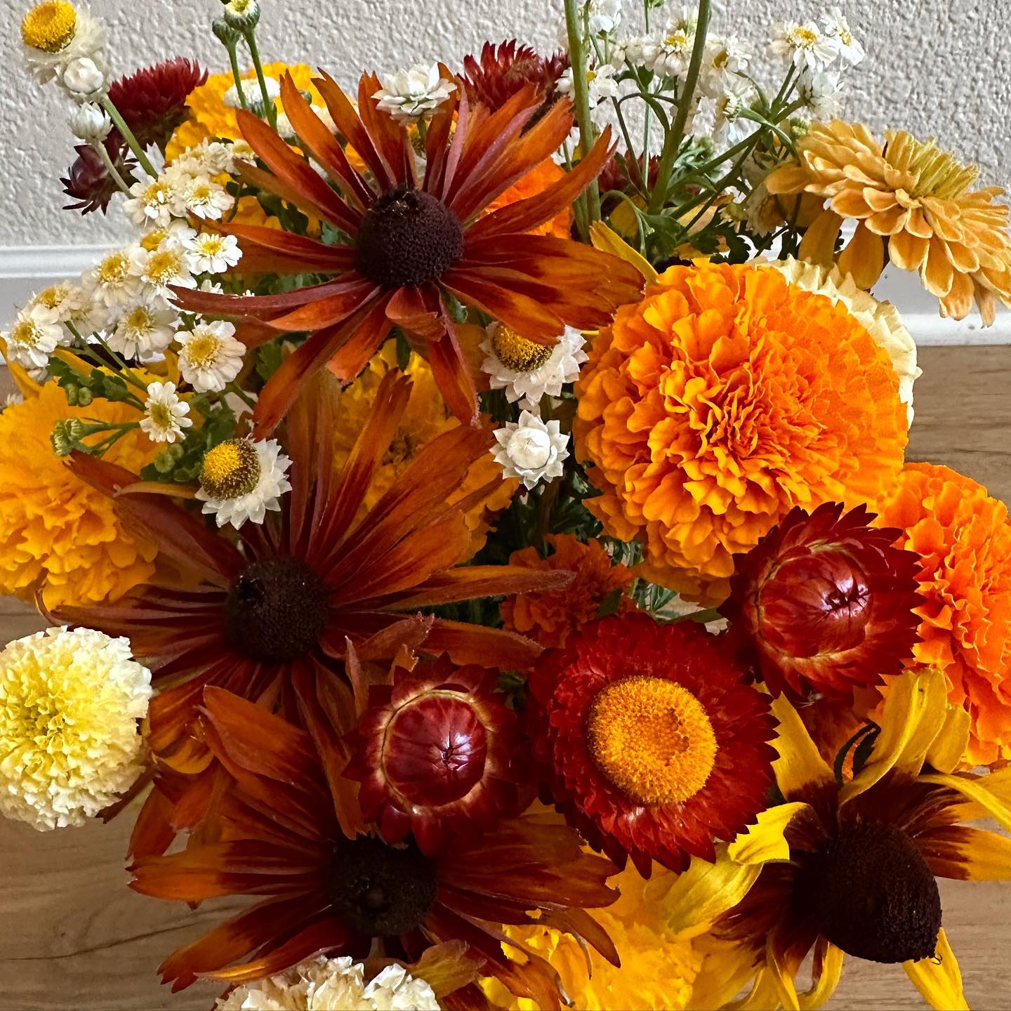 I’ve always been a sucker for these fall colors. #wellgrownfarms #wellgrownflowers #localflowers #marigolds #strawflowers #rudbeckia #feverfew