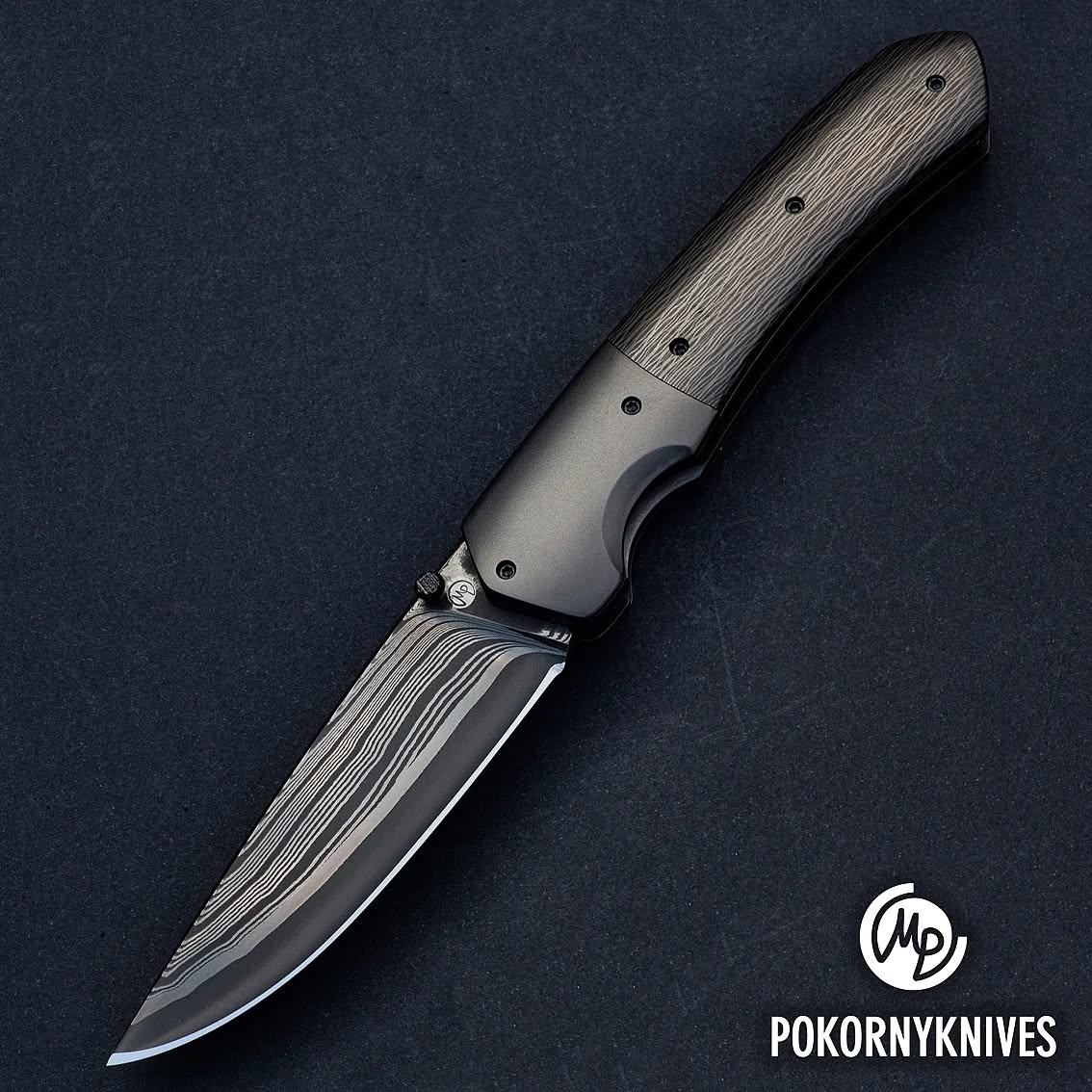 Black celebration HELIX. Blade powered by @futuronforge #ElmaxCORE stainless damascus, @fatcarbon crosscut carbon fibre handle and #titanium parts with #DLC coating
#HardcoreFuturon #stainlessdamascus #alchemysnotdead #damascus #pastvedlepasti #oneofakind