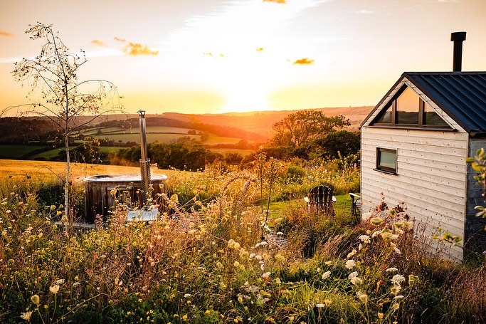 Summer sunsets at Cottlass 🌅
We love it when @amysampsonphoto comes to stay! 📸
#escapetotheland #devon #sunsets #hottub #cabin #couples #dogsofinstagram