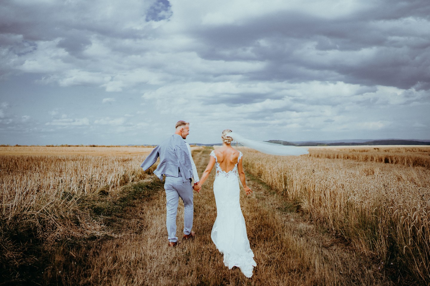 Hochzeit von Ann Sophie & Alex..
#hochzeitsfotos #hochzeitsfotograf #hochzeitsreportage #weddingpics #weddingphotography #brautpaar #brautkleid #lookslikefilm #drohnenfotografie #hochzeitsfotoswürzburg #hochzeitsfotograffrankfurt #hochzeitsfotografiewürzburg
#hochzeitsfotografwürzburg #gettingready #groomsmen #hochzeitsfotosfrankfurt #storytelling #storytellingphotography