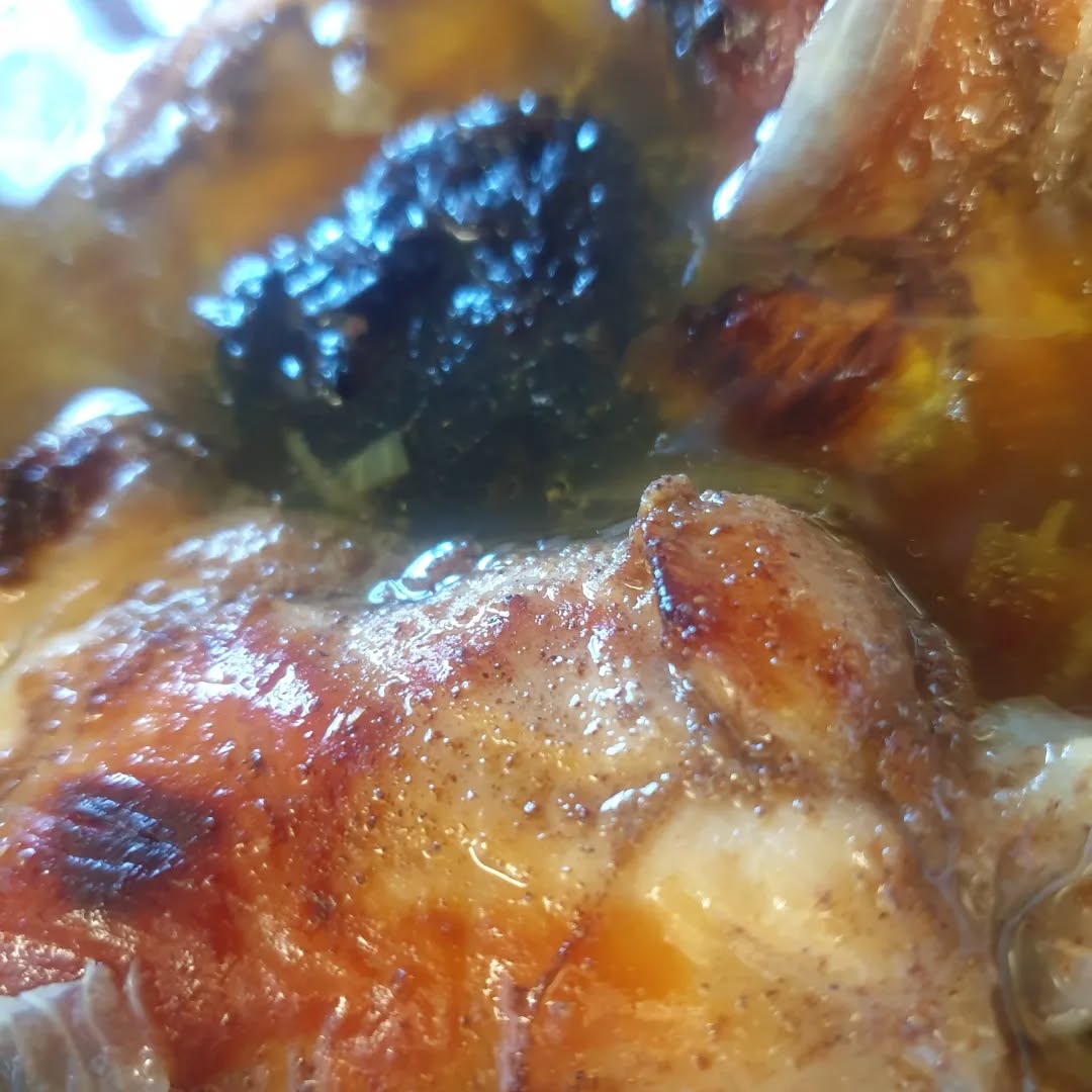 SUR LA ROUTE DE L'AUTOMNE
1. La délicieuse tajine de poulet @bleublanccoeur aux pruneaux d'Agen 🐔
2. Très heureuse de ce nouveau partenariat avec @atika.bio et leur kombucha local qui vient de pas plus loin que de Carquefou !! 🍋🫐🍑
3.4.5. Le très sympathique apéro @bleublanccoeur : interventions pleines de sens et produits si gourmands... 💙
Nb : ma petite recette apéritive avec le foie de morue : du bon pain + un généreux morceaux de foie de morue + une pointe de fleur de sel et de poivre + un trait de jus de citron = délice absolu (et full oméga 3) 🐟
6. Quand il faut refaire le plein de café, je cours chez @kultivar_cafe_nantes
voir Laurent à St Félix...et vous ? ☕
7. Petit dèjeuner tout doux à emporter 🍪
8. De jolies salades pour un moment de convivialité entre collègues trèèèès convivial 🥗
9. Un petit tour chez Marylin @voyagesduthe_nantes place Viarme pour refaire le plein de savoureuses boissons chaudes ! 🫖
.
.
.
.
.
.
.
.
.
#café #nantes #centrevillenantes #localbusiness
#traiteur #boissonschaudes #thé #icetea #recettefacile #apéro #bleublanccoeur #tourdebretagnenantes