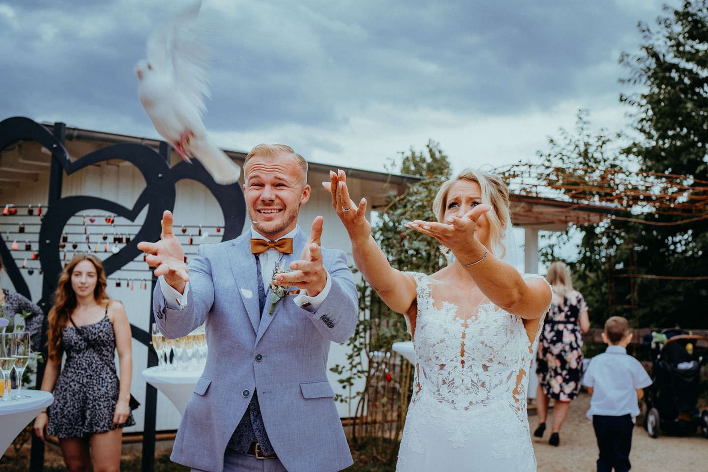 Hochzeit von Ann Sophie & Alex..
#hochzeitsfotos #hochzeitsfotograf #hochzeitsreportage #weddingpics #weddingphotography #brautpaar #brautkleid #lookslikefilm #drohnenfotografie #hochzeitsfotoswürzburg #hochzeitsfotograffrankfurt #hochzeitsfotografiewürzburg
#hochzeitsfotografwürzburg #gettingready #groomsmen #hochzeitsfotosfrankfurt #storytelling #storytellingphotography