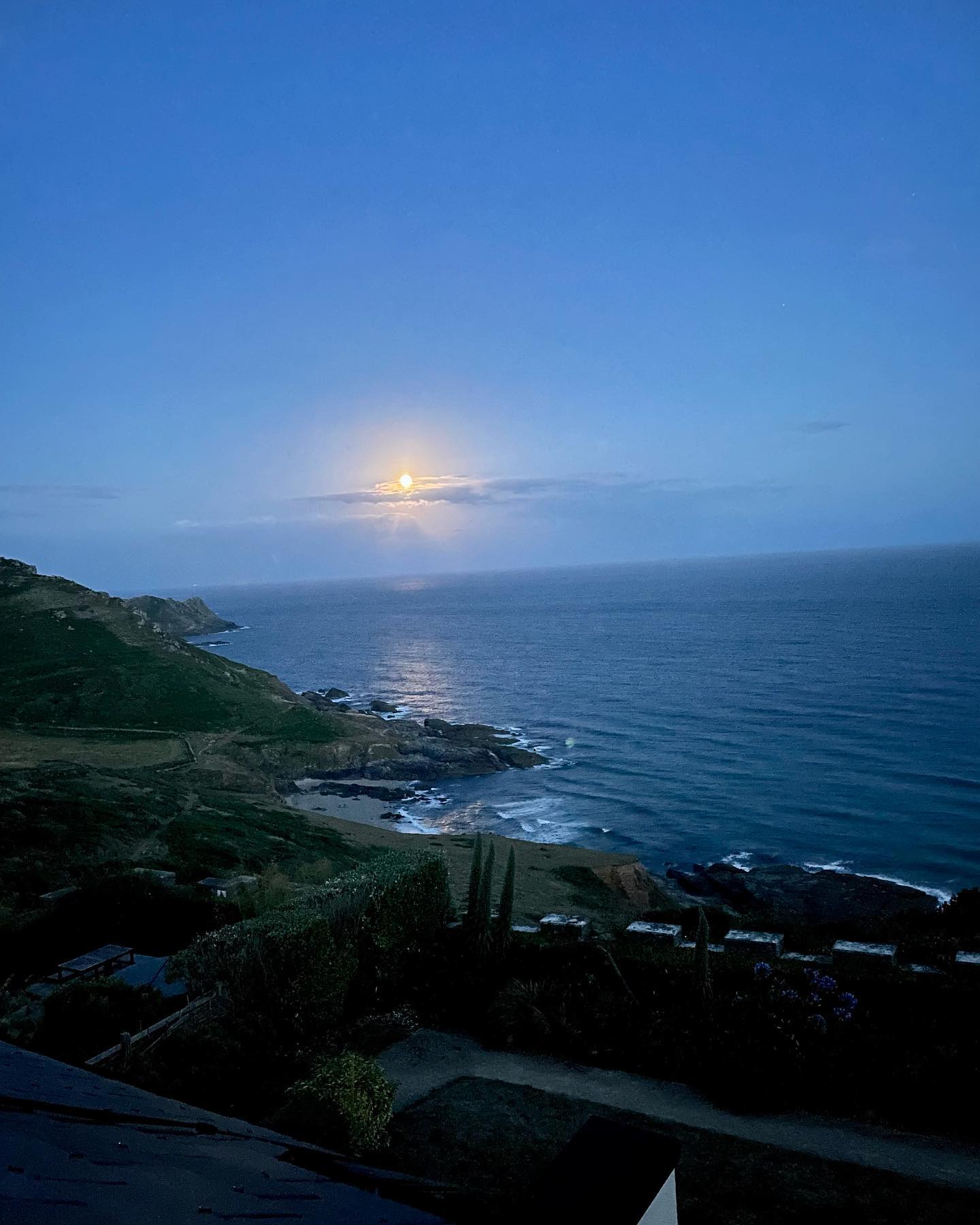 A flashback to my trip to @gararockhotel earlier in the summer.
The first pic was the view from my room at night. Incredible! But then this place is all about the views. And access to what feels like your own private beach as you trot down to the seashore below the South West Coast Path.
I first came across Gara Rock Hotel a few years ago thanks to Jojo Barr of @houseninedesign . She designed some of the interiors including (I think!) the stunning bar which is open to the elements on one side. The perfect place for a pre-dinner G&T!
#interiorswriter #propertywriter #copywriter #interiorsjournalist #contentwriter #copywriting #interiorscopywriter #interiordesign #designinspo #interiorinspo #interiors #luxuryinteriordesign
#interiorsblog
#vitaminsea
#luxuryhotels