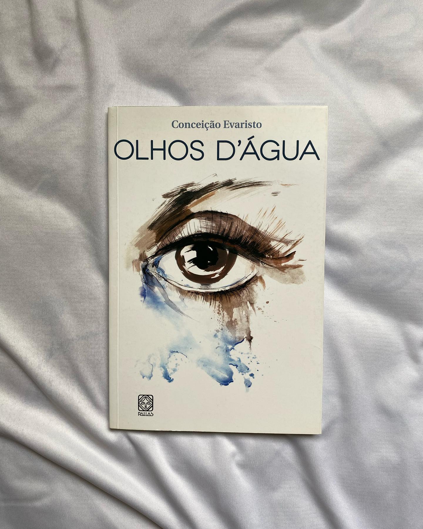 Dona Conceição Evaristo tem as palavras em suas mãos, como diria a minha avó. E não é por acaso que digo isso, em Olhos D'água podemos ver com maestria e com textos cheios de versos que se entrelaçam a todo momento em seus contos, mas preciosamente em 15 contos que deixa a história de mulheres e homens negros que lutam por suas vidas nos caminhos da vida.
Nos 15 contos, Evaristo mostra como a vida pode ser dura para uma pessoa negra. Já no seu primeiro texto (sendo um dos meus preferidos), ela mostra os sentimentos de uma filha desesperada em busca da cor dos olhos de sua mãe, que ela não vê faz tempo.
Com seus versos esplendorosos, Evaristo nos leva nessa busca pelas lembranças de uma mulher através do tempo, para relembrar a cor dos olhos de sua mãe, e sempre com a mesma pergunta. Mas de que cor eram os olhos de minha mãe? O motivo do afastamento de mãe e filhas é o sustento de poder levar um alimento para os irmãos trabalhando em casa de família.
Nesses 15 contos a vida e a morte são companheiros, e os versos se misturam com a dor dos seus personagens principais, as dores são expostas como uma cicatriz recém feita. Em alguns, a esperança pode ser criada no começo, com um vento de verão, mas logo é quebrada com a tempestade que temos no fim dessa estação.
Confira o resto da resenha em: https://www.aultimaexclamacao.com/post/olhos-d-%C3%A1gua-resenha-concei%C3%A7%C3%A3o-evaristo
#ConceiçãoEvaristo #Resenha #resenhaliterária #livros #books #bookinstagram #cronicas #olhosdagua #literatura #editorapallas #racismoestrutural #mulhernegra #amor #contraoracismo #premiojucapato