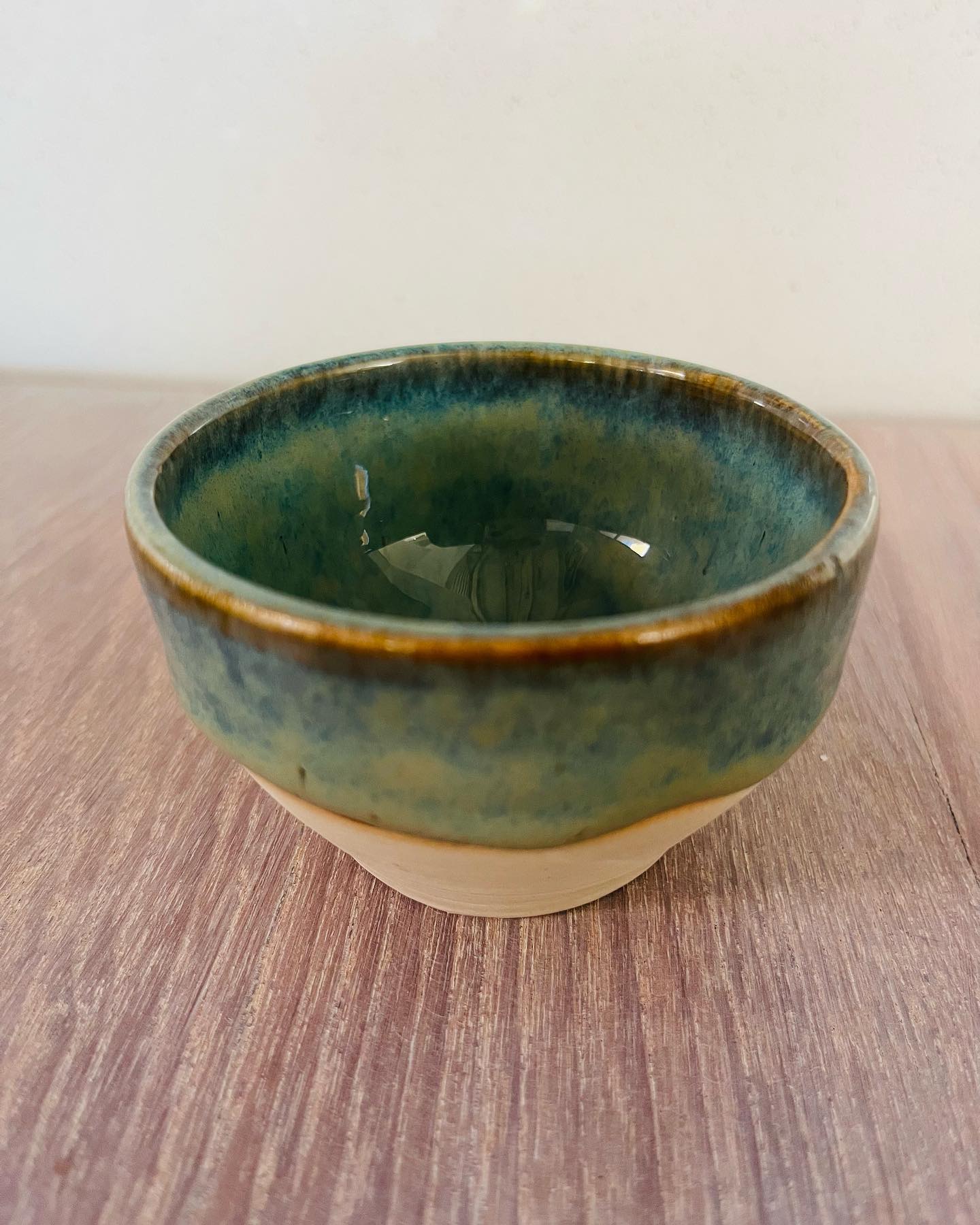 The difference between the order of glaze applications. The first one is Blue Rutile over Textured Turquoise and in the second the order is flipped - #pottery #amacoglazes #creativity #ceramics