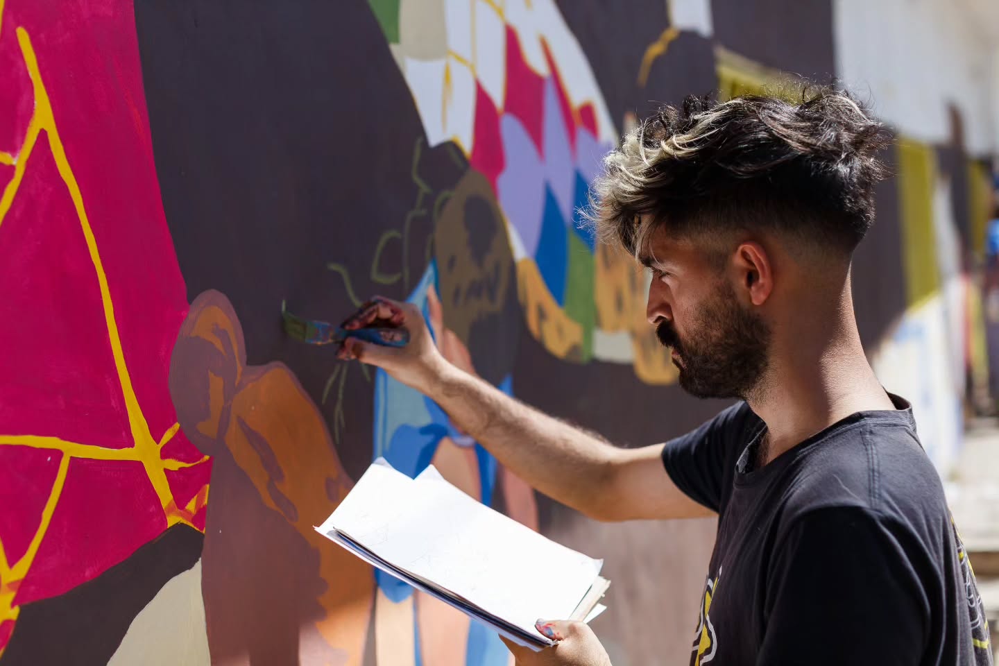Última jornada en el Jardín de la montaña, una obra de @ingenieriasinfronteras_ar en San Martin, una ampliación para mejorarle la vida a las infancias del barrio de Villa Sarmiento.
💙💛
Mural de @adri_aguirre346 🎨