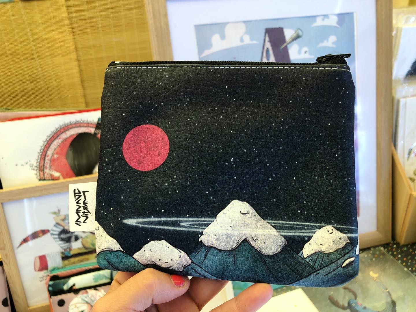 Aún tenemos tres días para aprovechar esta despedida del verano que es San Mateo. Así que os esperamos hasta el domingo en la Calle de la Merced de Logroño, junto a la biblioteca municipal.
.
.
.
#feria #ferias #feriante #feriantes #feriaartesanos #feriaartesania #feriaartesanal #artesano #artesanos #artesania #artesana #artesanal #arte #diseño #dentrodellapicero