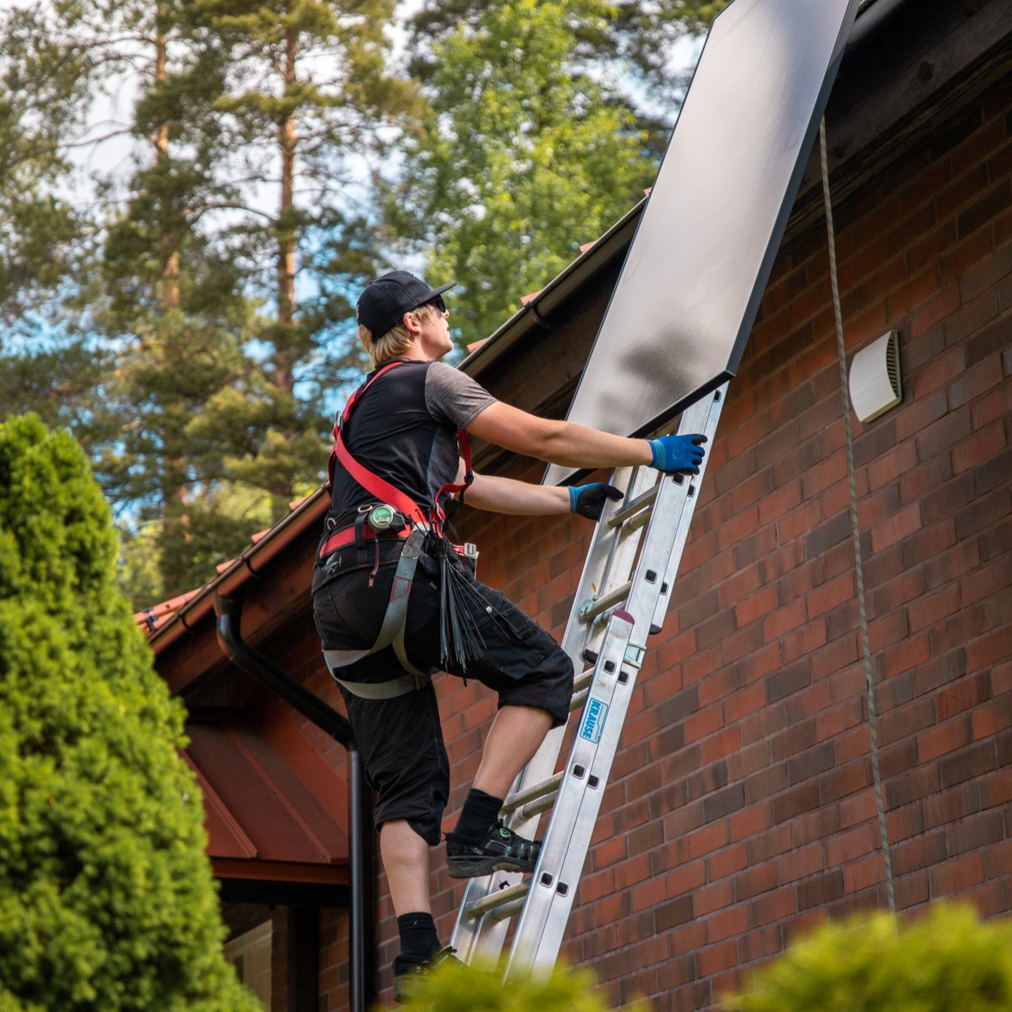 🌞
Aurinkosähköjärjestelmän asennustyö Hakuninmaalla Helsingissä.
@paasiahotommi: 📷
