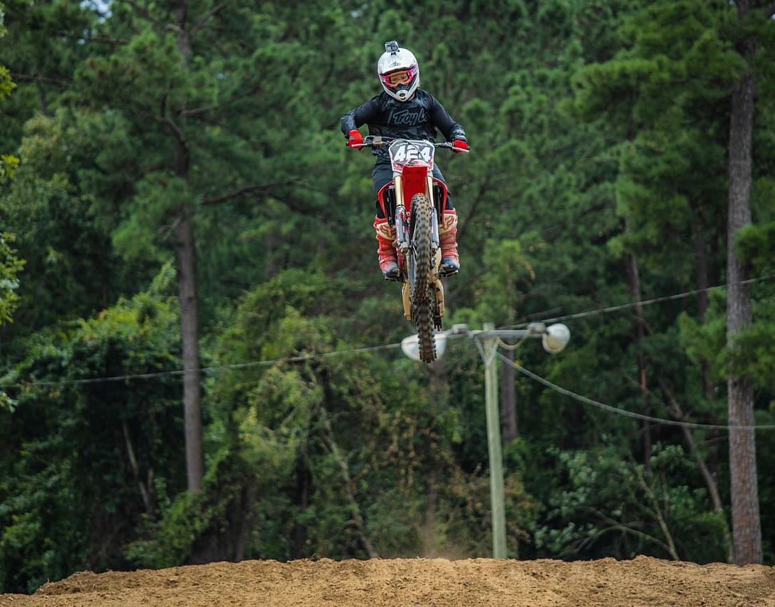 Shred MX Team Athlete Spotlight:
Alayna Morrison 🏁
@motox_424
Alayna has been part of the team for almost 3 months now and has made major progress! We’ve helped her work through some nagging shoulder pain as well, helping her to live and ride more pain free 💪🏼
“Prior to joining the Shred MX Team I had been out of racing for 8 years, after many years of injury and being off the bike I struggled with my fitness. Having constant small injuries due to this lack of fitness on the bike was really taking a mental toll on riding. After working with Ashlee for only a few weeks I had already seen results during practice on the bike, overall strength, endurance, and race results.
My advice for someone considering joining the program is to trust the process, be curious, don’t be afraid to ask for advice, and ask questions!
The more effort you are willing to put in, the greater the reward will be from the investment you made in yourself.”
Alayna is driven to succeed and places high priority on her fitness and nutrition for moto, even when busy being a mom, a wife and getting back into the workforce!
Way to stay committed to yourself and your goals girlie! 🤍
#shredmxconditioning #motochick #motocross #motolife #mx