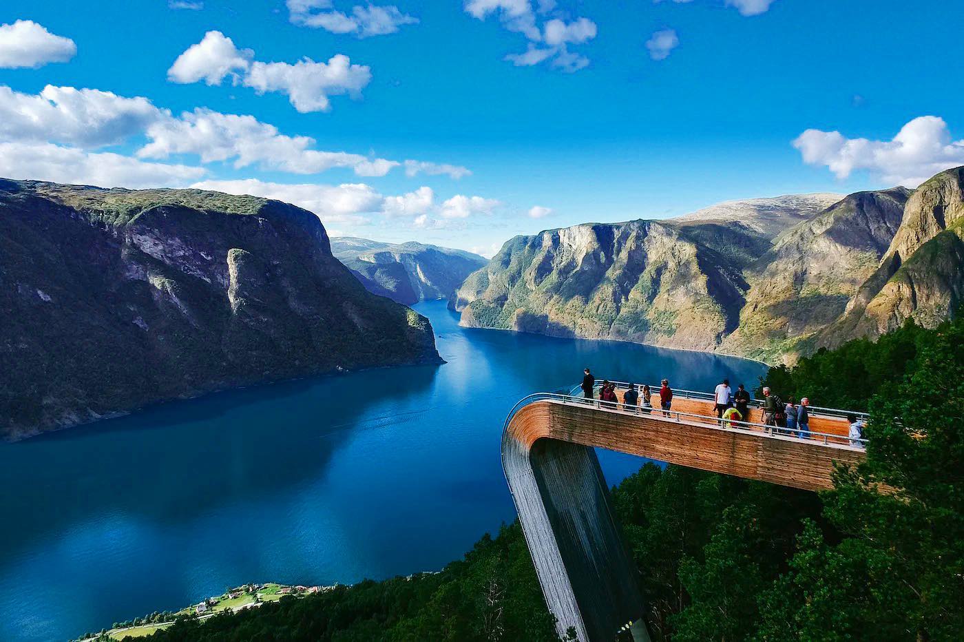 📍Stegastein, Aurlandsfjorden - Flåm
The Stegastein viewpoint is part of the National Tourist Routes from Aurland to Lærdal, popularly called the «Snøveien».
Go visit the amazing panorama view 650 meters above sea level🥹
#vanlife #vanlifestyle #luxurylifestyle #explorenorway #exploreoslo #campervan #camperlifestyle #campervans #oslo #norway #campingtrip #luxurycamping #getaround #getaroundnorway #northernlights #northernnorway #booking #opplevno #lofoten #campr #utno #visitnorway #visitoslo #mittnorge