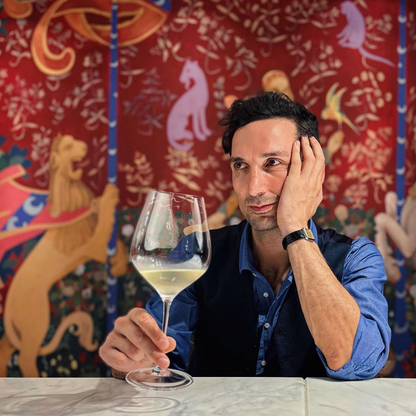 ๐ฆ๐ถ ๐ฑ๐ถ๐ฐ๐ฒ ๐ฐ๐ต๐ฒ ๐นโ๐ฎ๐ป๐ถ๐บ๐ฎ ๐ฝ๐ฒ๐๐ถ ๐๐ผ๐น๐ผ 21 ๐ด๐ฟ๐ฎ๐บ๐บ๐ถ ma in questi 21 giorni trascorsi a Tirana, al 21โ piano, per avviare un nuovo fine dining da 21 posti a sedere, ho avvertito un peso maggiore.
Solitamente quando si va allโestero le prime parole che si imparano sono le parolacce ma in questo caso sono state โ๐ด๐ฟ๐ฎ๐๐ถ๐ฒโ e โ๐ฝ๐ฟ๐ฒ๐ด๐ผโ vista lโaccoglienza nei miei confronti.
Sarร un lungo lavoro di scambi, tra chi organizza e chi esegue, chi ricerca e chi valorizza, chi verrร in cima al locale e chi contribuirร dallโaltra parte dellโAdriatico, onorato di redigere quella che sarร oltre una completa e dettagliata carta vini, un piccolo sogno che si realizza potendo incidere su carta ogni memoria, desiderio, vizio e sorriso allโinterno di differenti percorsi che al momento posso solo rivelarvi saranno cosรฌ suddivisi:
๐ ๐๐๐ข๐๐ฅ๐๐๐๐: un viaggio attraverso gli areali, i vitigni autoctoni e i terroirs
๐บ ๐ฆ๐ง๐ข๐ฅ๐๐: le annate storiche, le verticali dei vini pluripremiati e le Cantine che hanno segnato la storia
โ๏ธ ๐ฃ๐ข๐๐ฆ๐๐: i vini da meditazione, da dessert, da focolaio domestico e da sorseggiare in terrazza in compagnia di sigaro e cattive abitudini
๐งช ๐๐๐ข๐๐ข๐๐๐: le birre, i sidri, i succhi, le acque e tutto quello che ruota attorno al binomio elemento-bevanda
Nel frattempo, datemi altri 21 giorniโฆ giusto il tempo di provare e sbagliare un poโ prima di potervi accogliere qui, dove Albania non significa ๐ฉ๐๐๐๐ก๐ญ๐ ๐๐ข๐ช ๐๐ข๐ฆ๐ง e se non vieni ๐๐ก๐ข๐ง๐๐๐ฅ ๐ข๐ก๐ ๐๐๐ง๐๐ฆ ๐ง๐๐ ๐๐จ๐ฆ๐ง ๐ค๐ป