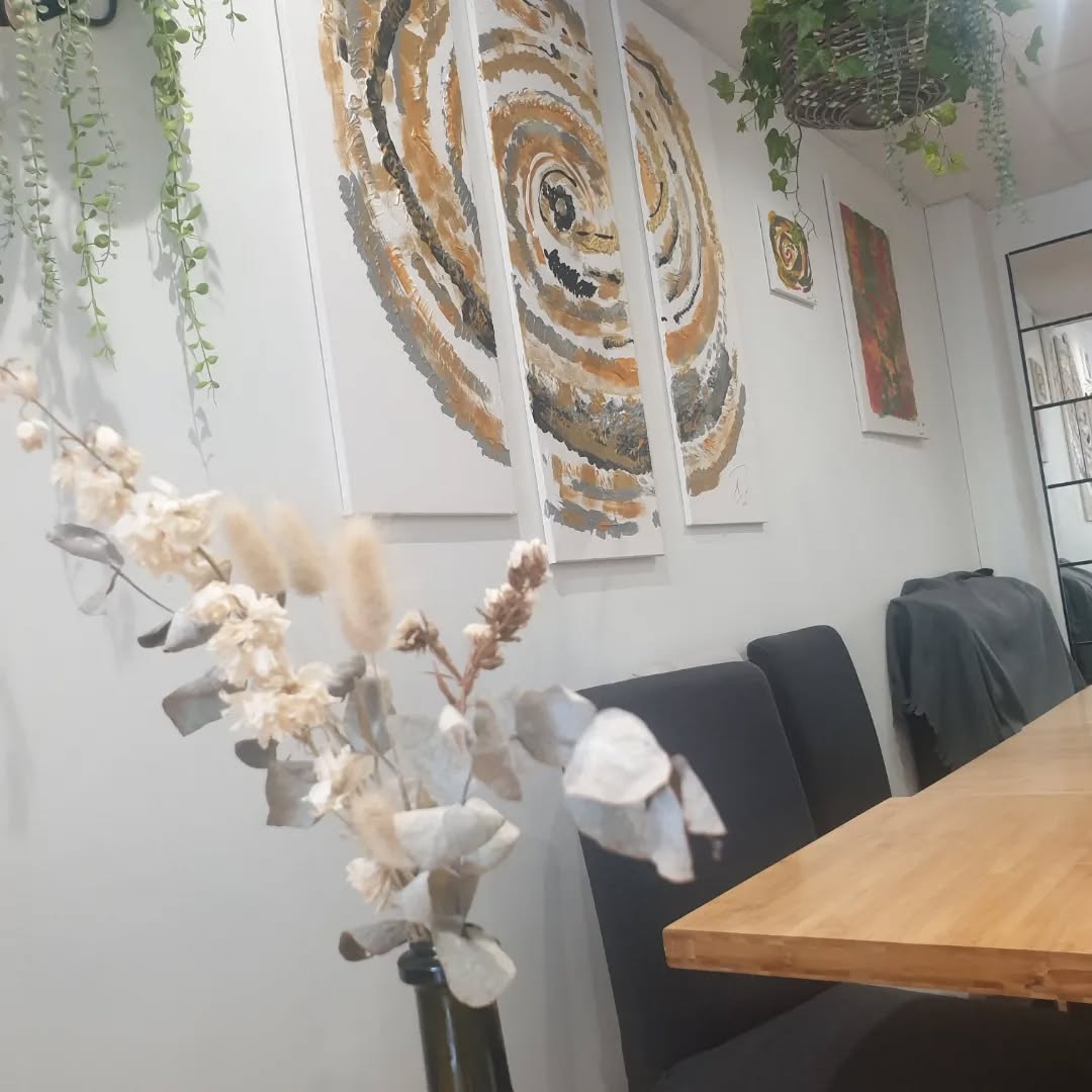 L'AUTOMNE EST LÀ 🍂
1. Nouveau tryptique de l'artiste nantais Erik Huet en exposition au restaurant. Une œuvre solaire aux couleurs automnales. 🎨
2. Les petites gougères au four pour les invités....🍾
3. Les grandes tablées chez Plume ! Faites comme nos clients : pensez-y ! Amuses bouches, service à l'assiette, kir pour l'apéritif,... Jusqu'à 16 personnes sur une même table ! Idéal pour les déjeuners d'équipes, que vous ayez du temps...ou pas beaucoup 🥂
4. Soiree détente avec les commerçants de @carre_mercoeur_lafayette au @guestnantes 🍻
5. Faire des lasagnes...pour beaucoup ! 🐮
6. Les divines lasagnes à la bolognaise 😋
7. Et vous votre apéro entre potes c'est plutôt chips et tomates cerises ou...Plume ? 🥨
8. On se voit la semaine pro pour les tickets gagnants ? 🎁
On vous attend 😗
.
.
.
.
.
.
.
.
.
#artistepeintre #offduvan #grandestablees #dejeunerdequipe #commerçantsautrement #recette #lasagnes #lasagnesmaison #apero #muffinssalés #nantesmaville #cadeaux