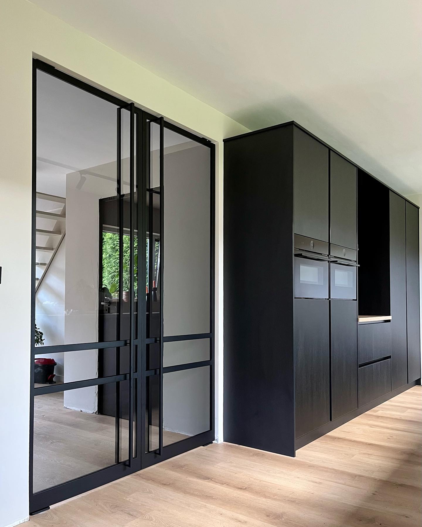 Dubbele Taatsdeur en scharnierdeuren geplaatst in Meedhuizen. Deze stalen deuren hebben een chique uitstraling mede door het getinte veiligheidsglas. Mooi stukje vakwerk!💪
#taatsdeur #stalendeuren #stalenbinnendeuren #woning #renovatie #livingroom #interior #luxe #chique #design #keuken #maatwerk #steeldoors #poedercoating #meedhuizen #groningen #wesselssteelworks