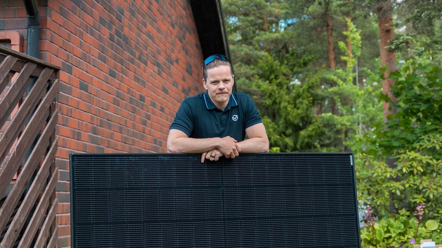 Aurinkosähköjärjestelmistä vastaa pitkän linjan ammattilainen sekä yksi Oivatekin yrittäjistä, Jani.
Paneelit katolle kuin katolle toimittaa Jonne.
✅
@paasiahotommi: 📷