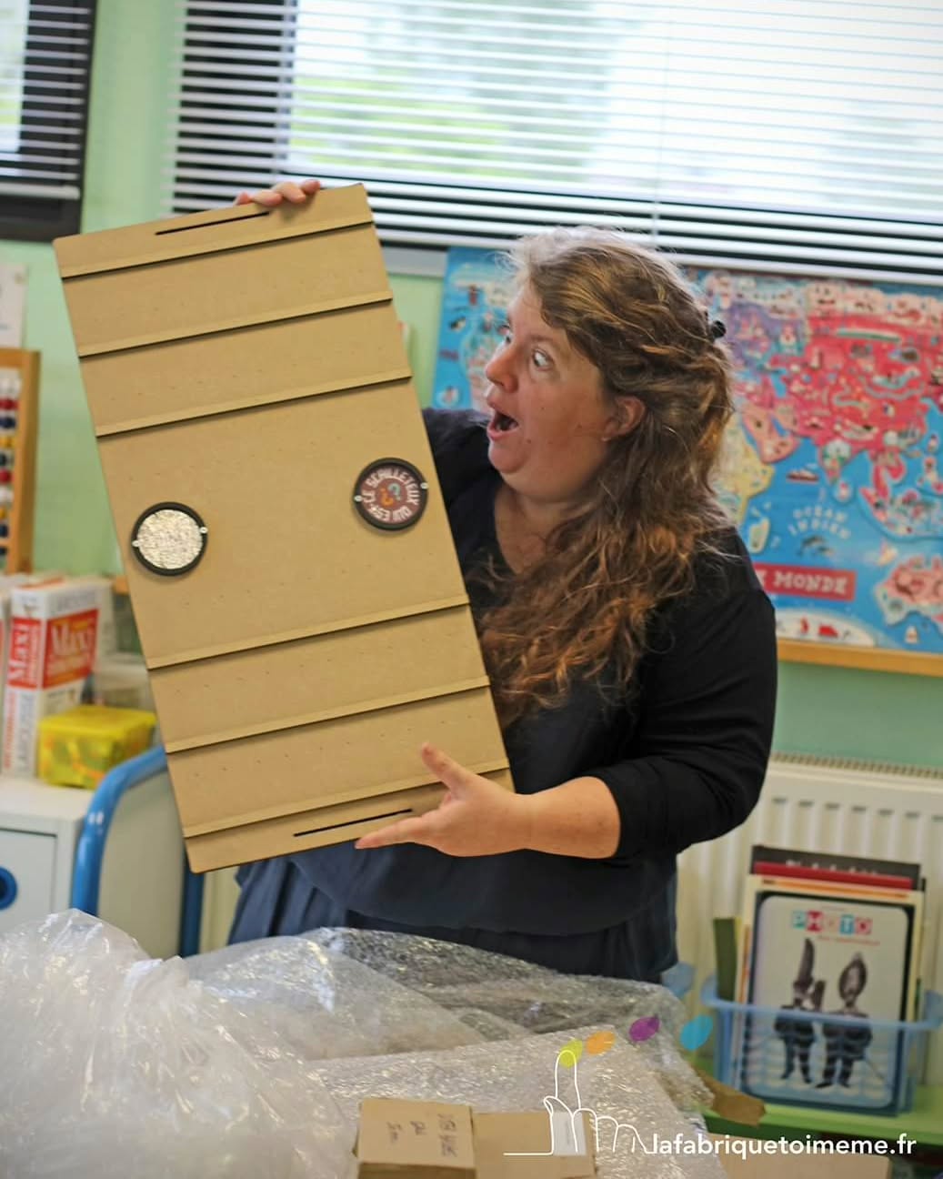 🚀 De Fumel à Fumay : voyage au pays de l'Ardoise !
Une résidence de médiation culturelle dans les Ardennes (à 900 Km de chez nous)
.
🙌 La mission ? Concevoir des outils de médiation culturelle pour le futur musée de l'ardoise avec 3 classes dans le cadre de l'Éducation Artistique et Culturelle.
.
📨 Tout à commencé par une correspondance avec deux classes de l'école primaire et une classe du collège. Après les présentations, nous avons échangé des pruneaux contre des ardoises en chocolat et même reçu un fameux boudin blanc en colissimo !
.
👀 SEMAINE 1 / mars 2023 / Découverte...
Que de rencontres 😍 Nous étions fermement attendues à Fumay ! Les classes nous ont fait découvrir la ville et le passé ardoisier. Ensemble, nous avons dessiné, observé, noté et commencé à concevoir les outils.
...
De retour en Lot-et-Garonne, nous avons continué la correspondance, synthétisé toutes les informations, préparé les ateliers pour être très efficace pour notre deuxième voyage !
...
🪚 SEMAINE 2 / mai 2023 / Fabrication !
Le musée de l'ardoise, c'est un musée participatif réalisé par une équipe de bénévoles au top ! Ils ont fait le choix de créer des espaces immersifs pour évoquer la journée d'un ardoisier du petit déjeuner au travail dans l'ardoisière jusqu'à au café du coin (la légende dit qu’il y avait autant de cafés que de trous d’ardoisières).
Avec les classes nous avons créé :
👉 un jeu de "Qui est ce scailleteux* ? "
👉 un passe-tête géant pour le jardin du musée
👉 un livret de visite "la disparition d'un jeune scailleteux" à découvrir ici : https://www.calameo.com/read/007472157f69a6d650981
.
🤝Quelle aventure ! Avec Aude Pilard de la Bibliothèque Départementale des Ardennes, Mathieu Sonnet et Lucie Prévost de la Ville de Fumay, l'équipe du collège des Aurains : Raphaëlle Massillon, Ana Da Rocha, Romain Gazeaux et Florian Tissier et l'équipe de l'école primaire : Stéphanie Sonnet et Christelle Leclef. Merci pour votre accueil, votre enthousiasme et vos spécialités Ardennaises. On n'oubliera pas la tarte au sucre et la meilleure cantine de France !
.
Avec @emilieblabla_graphist et @christelleloubriat médiatrice
La Fabrique Toi-Même fait partie de @collectif_wow