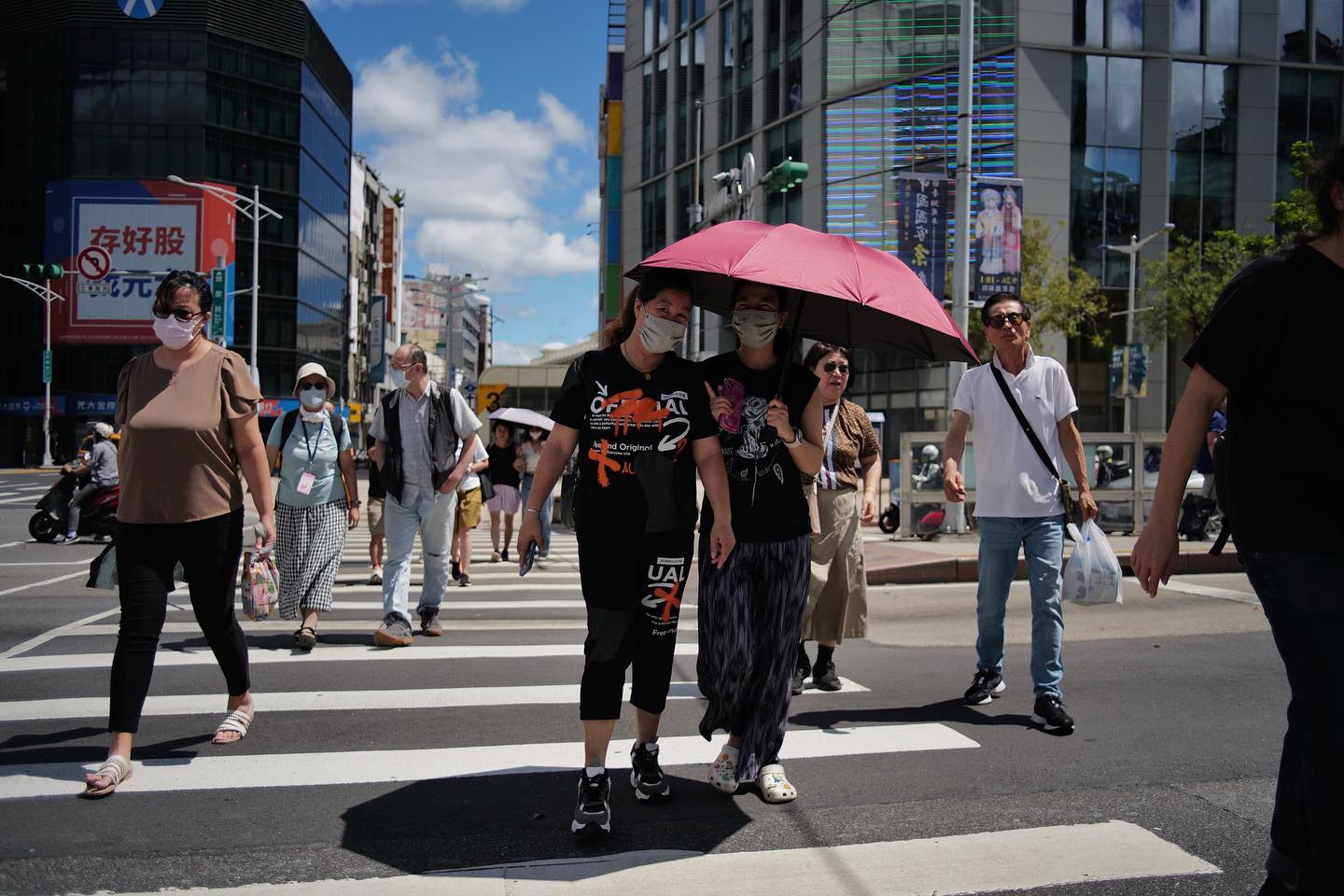 Taipei’s weather has been great and wonderful. It’s the perfect time to take your cameras out for a spin and have yourself a street photography/videography therapy. Happy Sunday! 🌞🎈