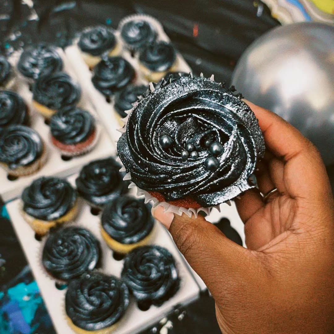 🖤
.
.
.
#loungin #loungincake #cupcakes