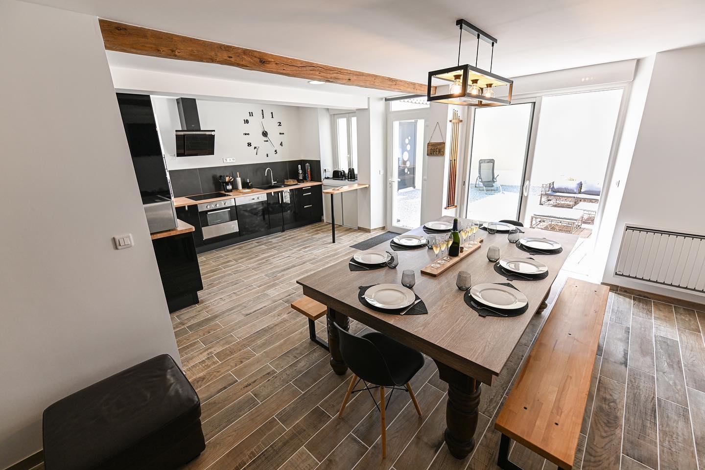 Aujourd'hui nous fêtons la journée nationale du tourisme, et dans quelle belle région touristique nous vivons ! Avec ses magnifiques paysages, ses magnifiques caves, ses magnifiques maisons de champagne, ses magnifiques coteaux; la champagne est une très belle région à visiter ! Pour cela vous pouvez réserver un séjour dans notre gite champenois MYL Bulles sur notre site internet :
champagnebrassart.com ou sur Booking. Vous pouvez également réserver une visite de notre cave et de notre exploitation, suivie d'une dégustation par téléphone au
06.82.16.98.17