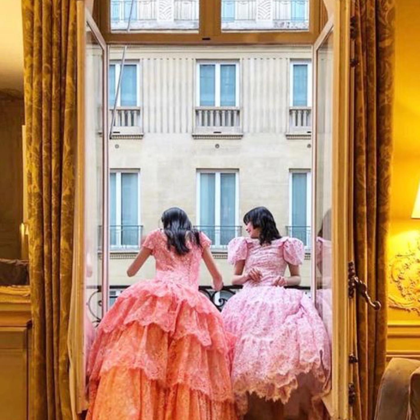 MEET US HERE 📍The beautiful venue Hotel Alfred Sommier will be the backdrop of our 2023 show for Paris Fashion Week. 😍
#rp @hotelalfredsommier Du défilé Haute Couture Chanel à notre magnifique Suite Dorée 📸 @jiyoungkim6364
#chanel #vogue #voguekorea #couture #shooting #paris #pfw