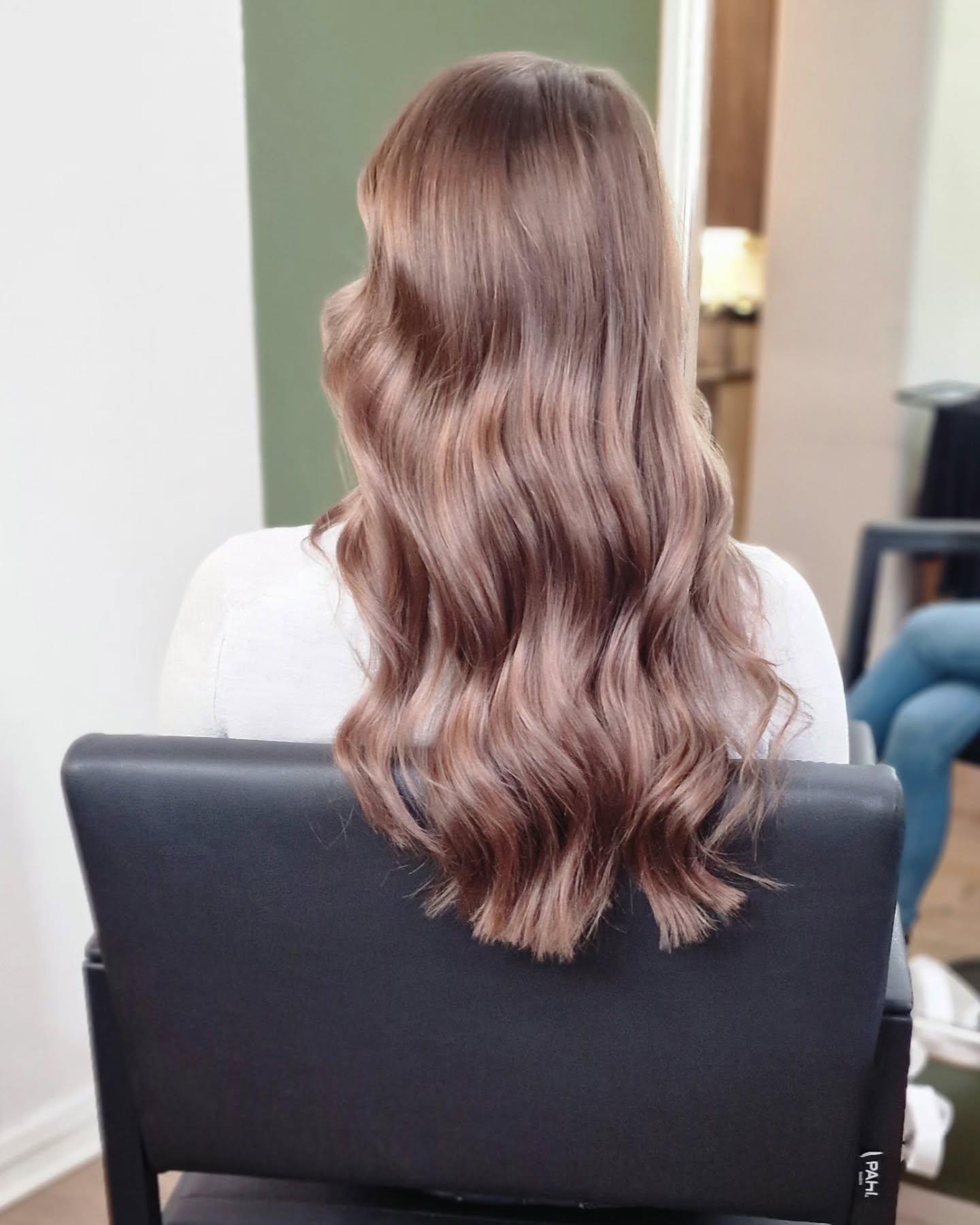 Luonnollista pehmeää ruskeaa 🤎
#helibow#parturikampaamobow#bowhelsinki#brondehair#brownhair#haircolor#oribeobsessed#oribehairfinland#hof#hairdressersoffinland#finpaka
✂️ @helibow
@oribe
@goldwellnordic