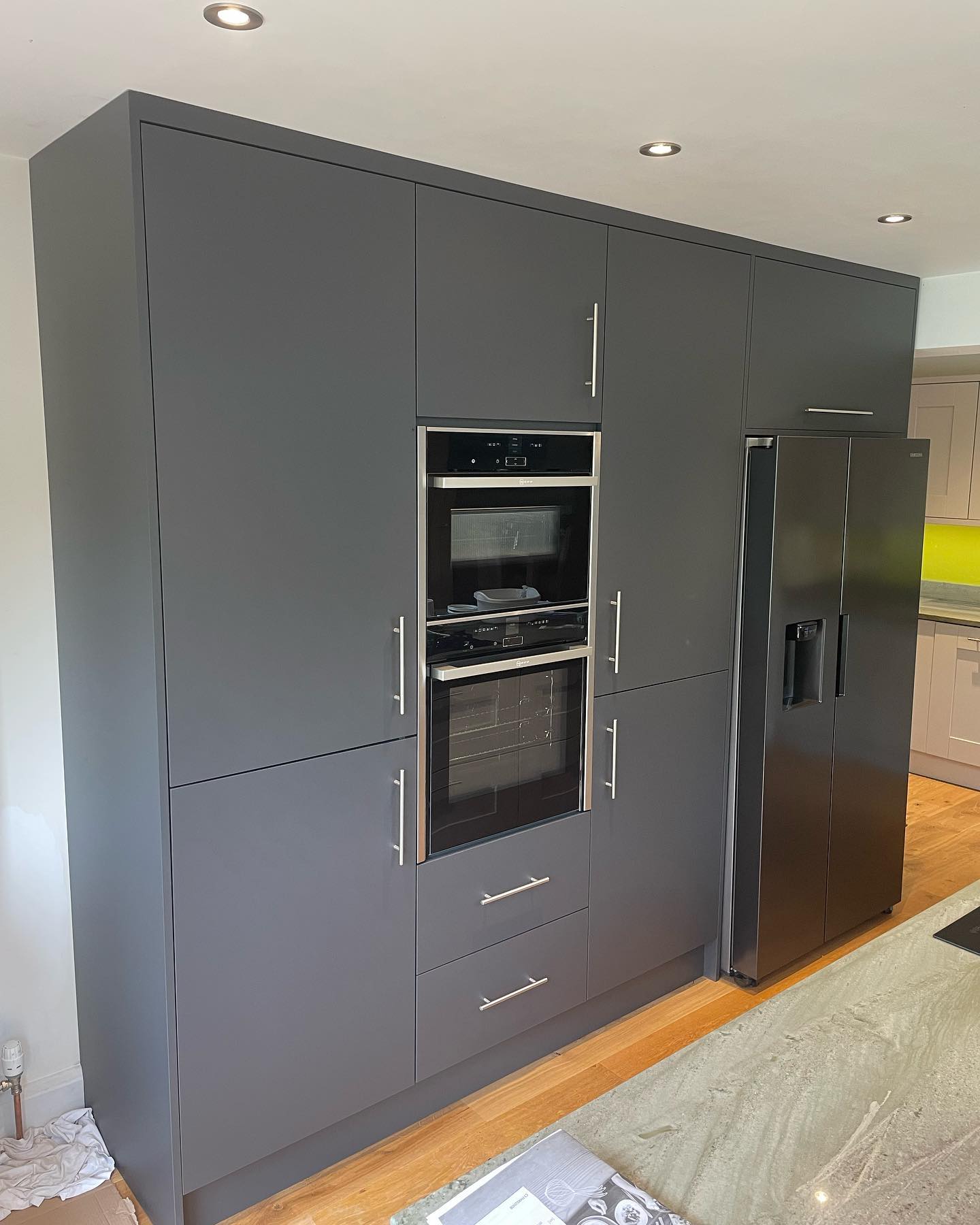Upgrade to an existing badly installed kitchen. Added new @neffhomeuk ovens.
@samsunguk fridge freezer.
@blum_uk space towers for plenty of storage.
@kitchen_stori Matt graphite zola doors.
olive green @alusplash splashbacks around the sink area.
Swipe ⏩️➡️▶️ to see the before photos.
#kitchen #kitchendesign #kitchenupgrade #kitcheninteriors #kitcheninspirations #kitchenrenovation #kitchendecor #kitchenoftheday #ashwoodkitchens #designsupplyinstall #nevertobusytoquote