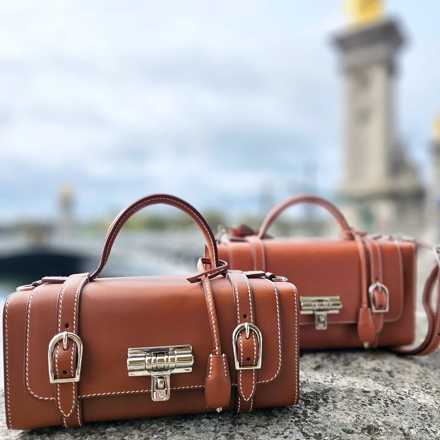 Le sac à main "Diligent" en taille 23 et 26cm en veau naturel gold sous la lumière du ciel de Paris.
#prouesbydavidhanna #Paris #handbag #hautemaroquinerie #fashionluxury #natural #city #frenchbrand #beauty #mode #savoirfaire #frenchbrand #goldcolor #luxe
